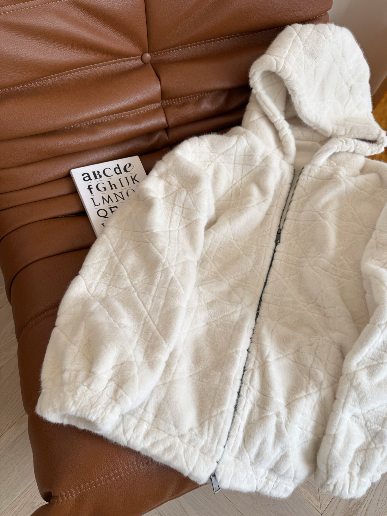 冬天就是要毛绒绒的温暖 25秋冬 环保仿貂绒连帽外套 经典戴妃格纹超好看 选用了绒毛轻盈密实 质感软糯有