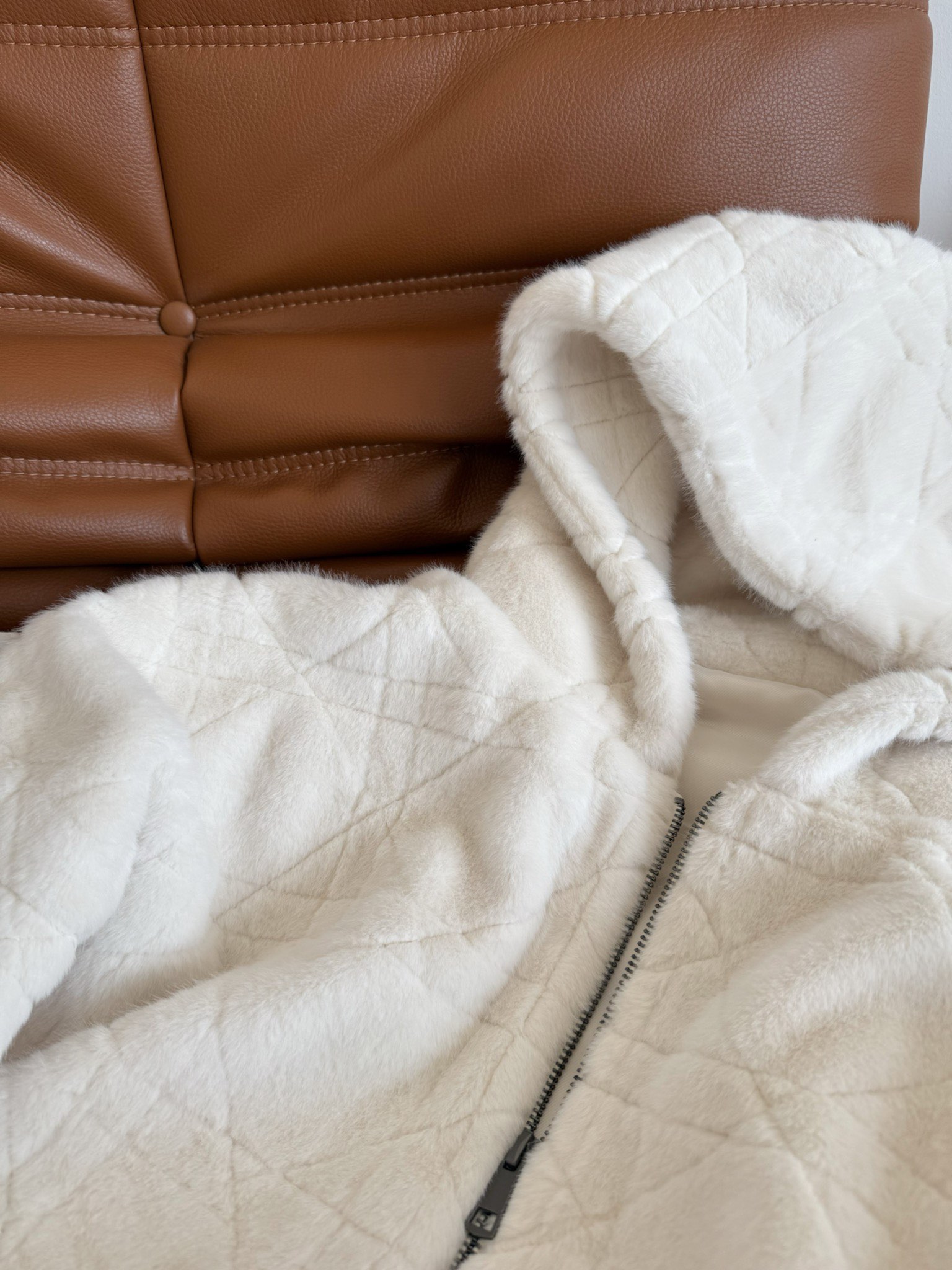 冬天就是要毛绒绒的温暖 25秋冬 环保仿貂绒连帽外套 经典戴妃格纹超好看 选用了绒毛轻盈密实 质感软糯有