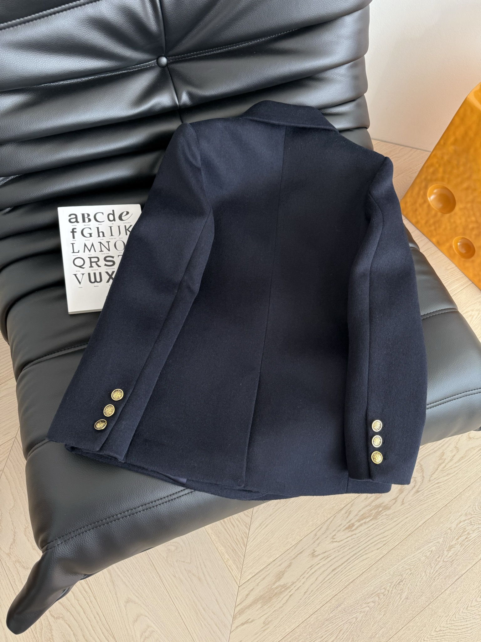 高级感气质 25FW 手工徽章装饰藏蓝色羊毛呢外套 完全长在审美点上的一件西装 带有一点学院风 又有点酷