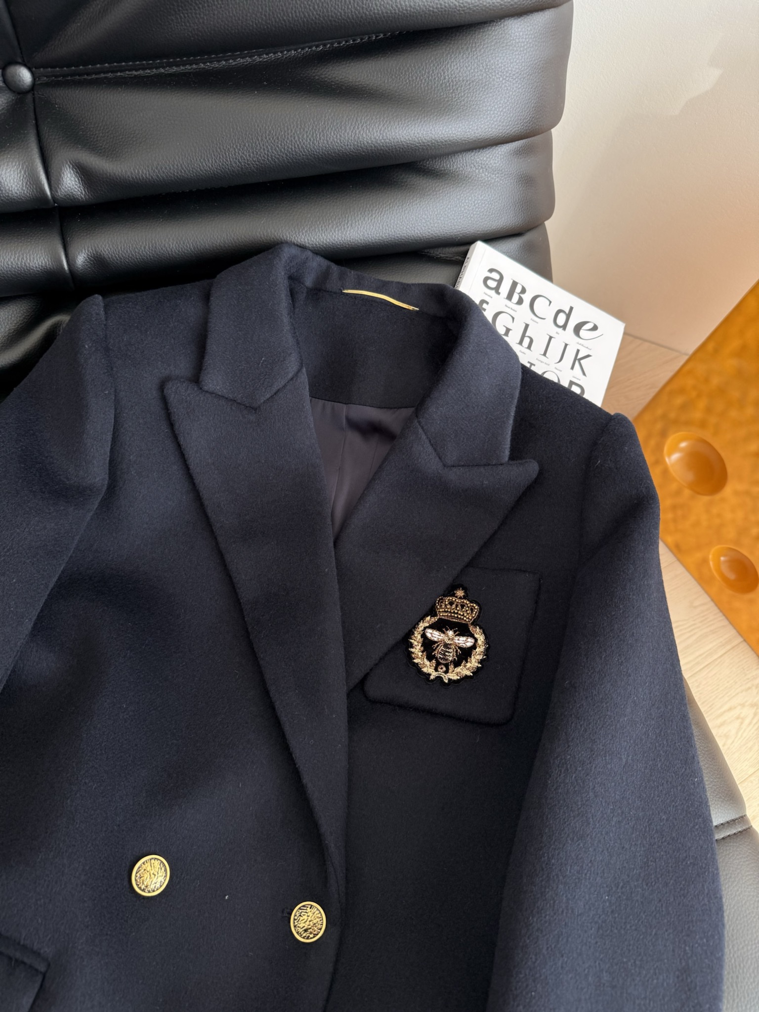 高级感气质 25FW 手工徽章装饰藏蓝色羊毛呢外套 完全长在审美点上的一件西装 带有一点学院风 又有点酷