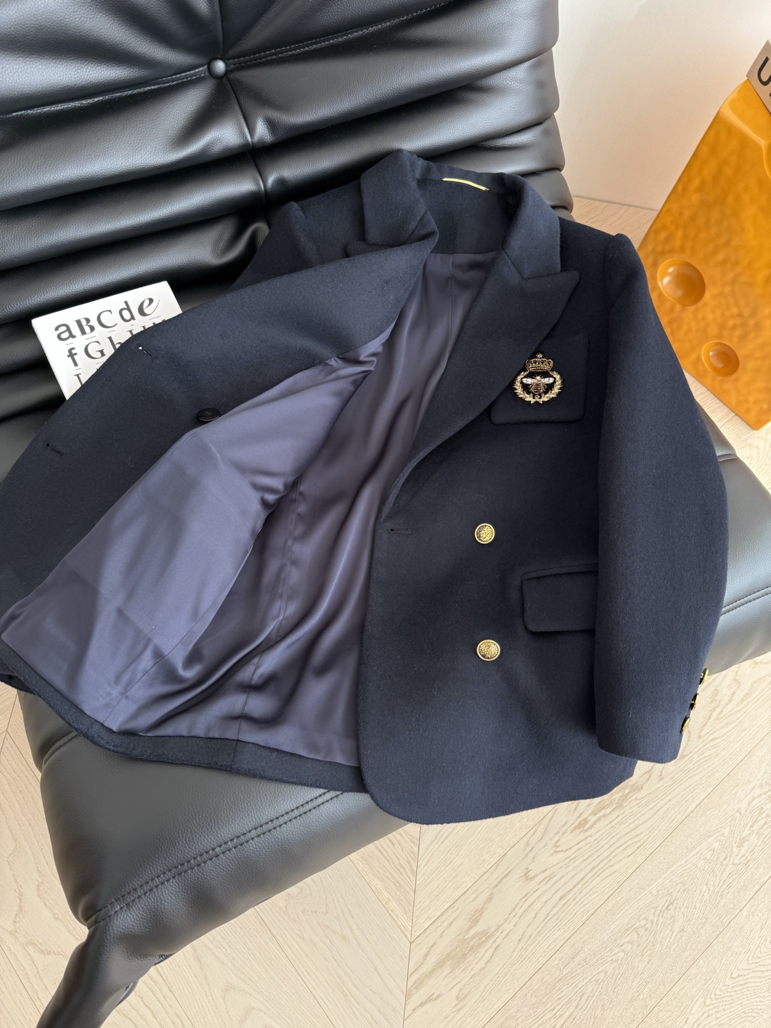 高级感气质 25FW 手工徽章装饰藏蓝色羊毛呢外套 完全长在审美点上的一件西装 带有一点学院风 又有点酷