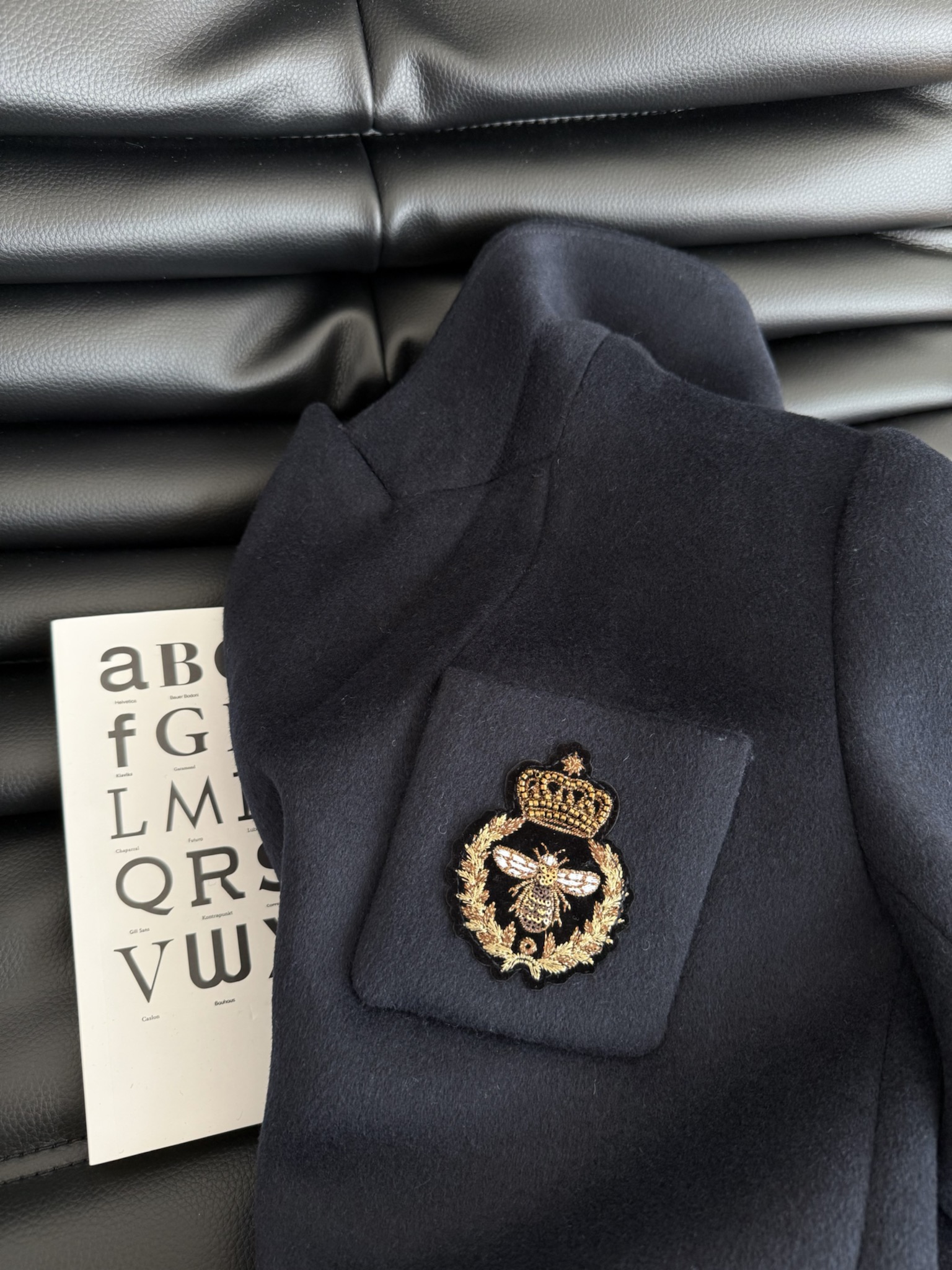 高级感气质 25FW 手工徽章装饰藏蓝色羊毛呢外套 完全长在审美点上的一件西装 带有一点学院风 又有点酷