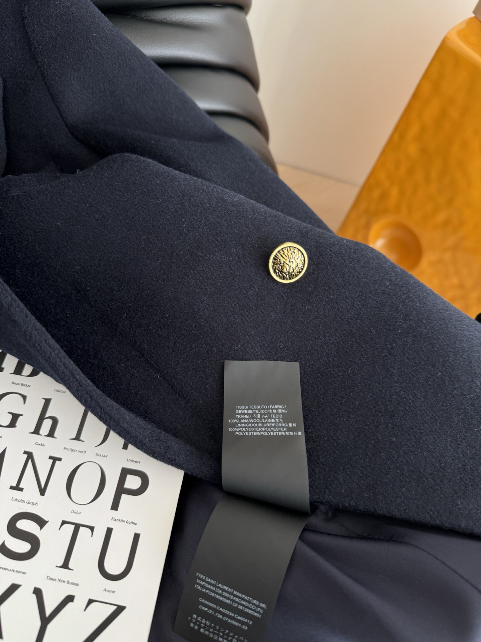 高级感气质 25FW 手工徽章装饰藏蓝色羊毛呢外套 完全长在审美点上的一件西装 带有一点学院风 又有点酷