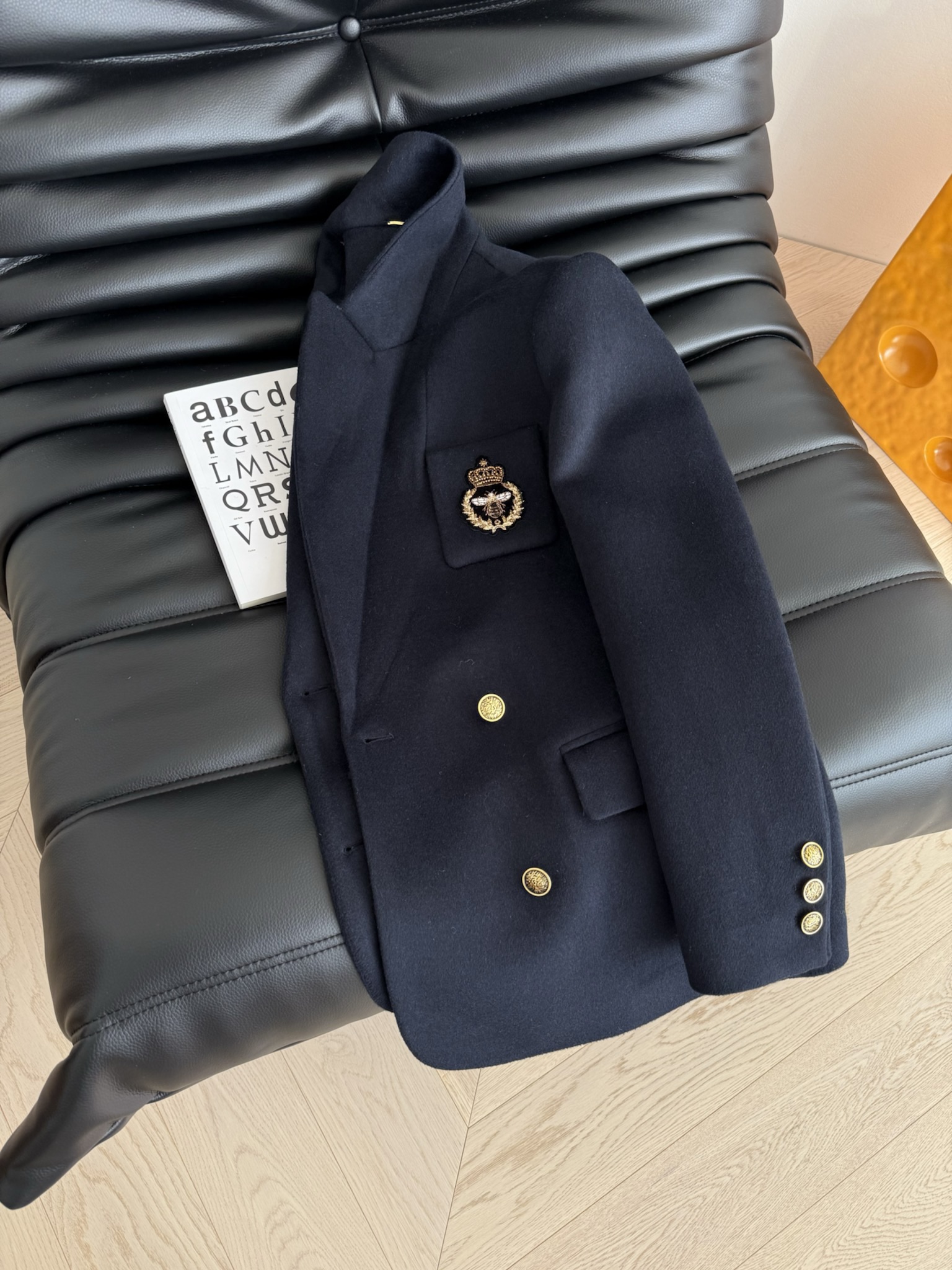 高级感气质 25FW 手工徽章装饰藏蓝色羊毛呢外套 完全长在审美点上的一件西装 带有一点学院风 又有点酷