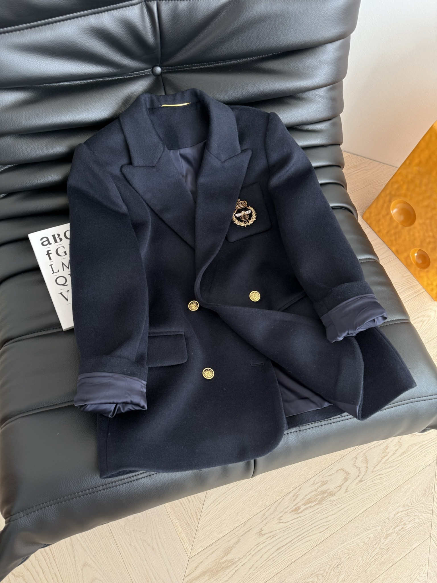 高级感气质 25FW 手工徽章装饰藏蓝色羊毛呢外套 完全长在审美点上的一件西装 带有一点学院风 又有点酷