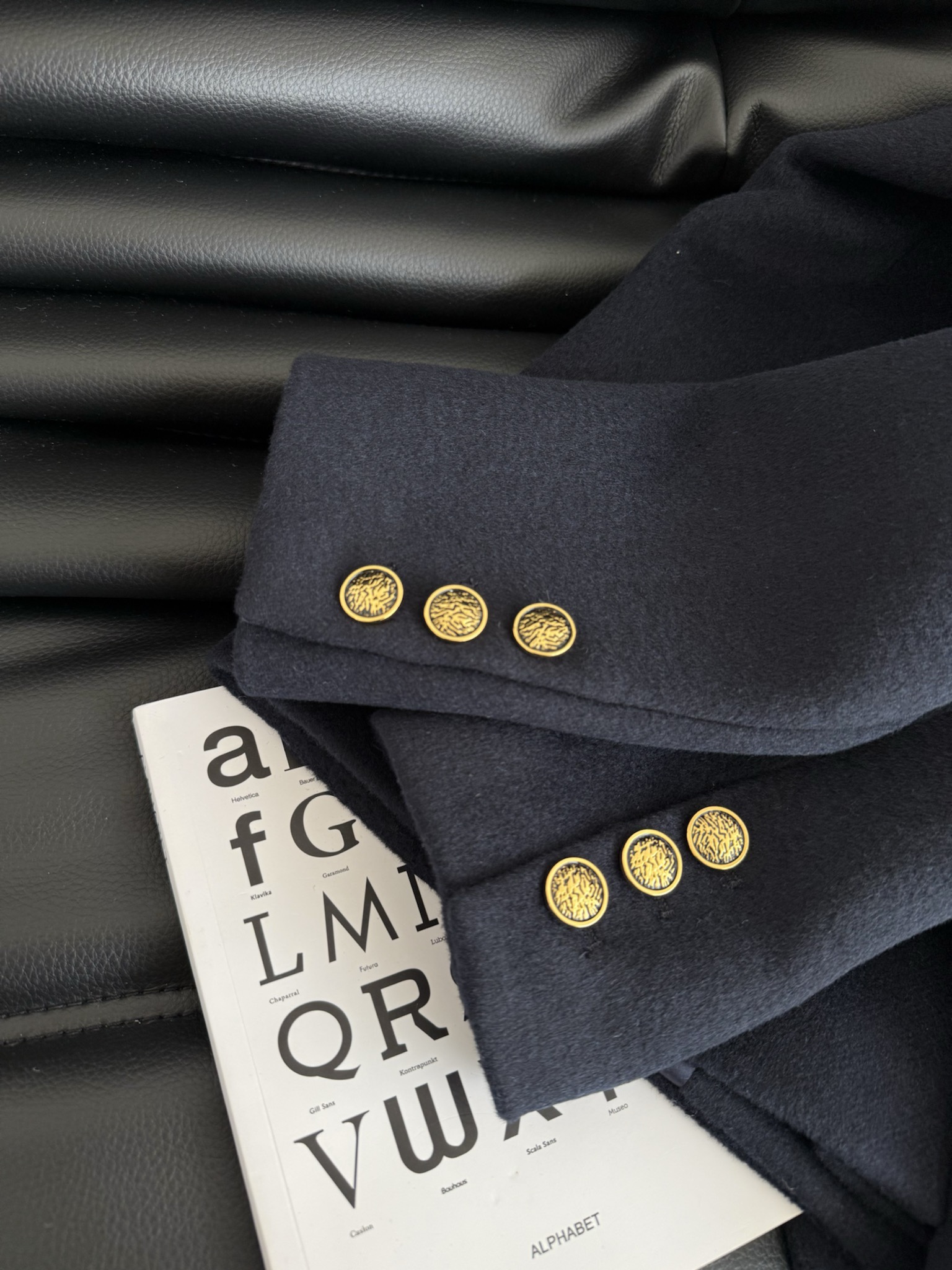 高级感气质 25FW 手工徽章装饰藏蓝色羊毛呢外套 完全长在审美点上的一件西装 带有一点学院风 又有点酷