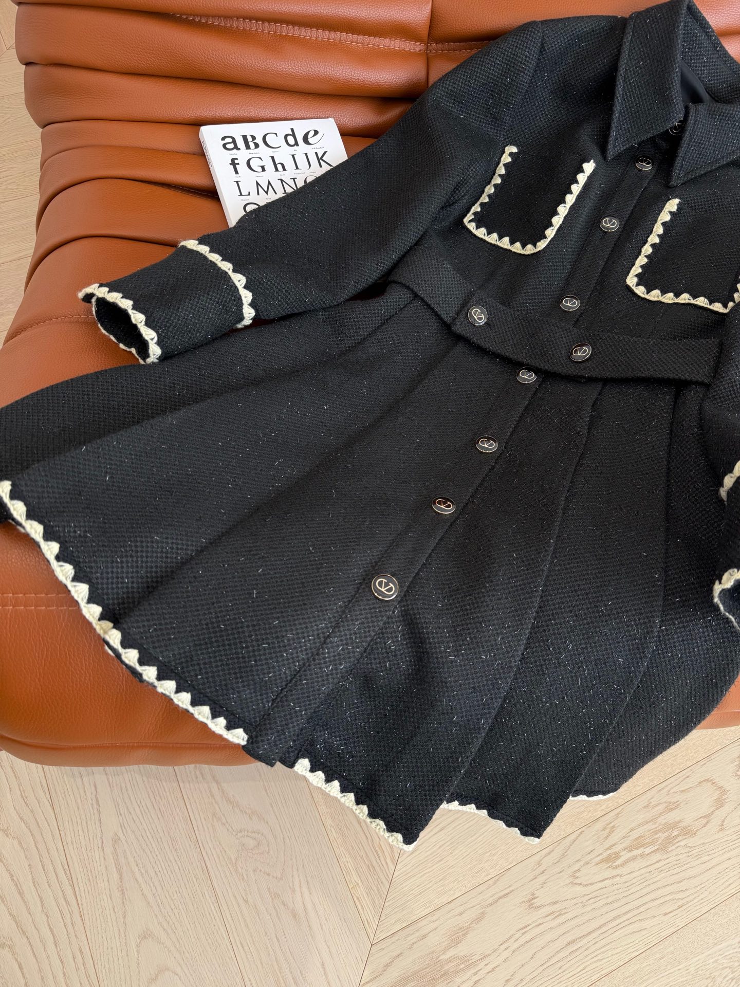 扑面而来的优雅精致 25新款 波浪纹织带镶边装饰连衣裙 浓浓的时髦小香风 优雅大气 不经意间整个人挺拔又