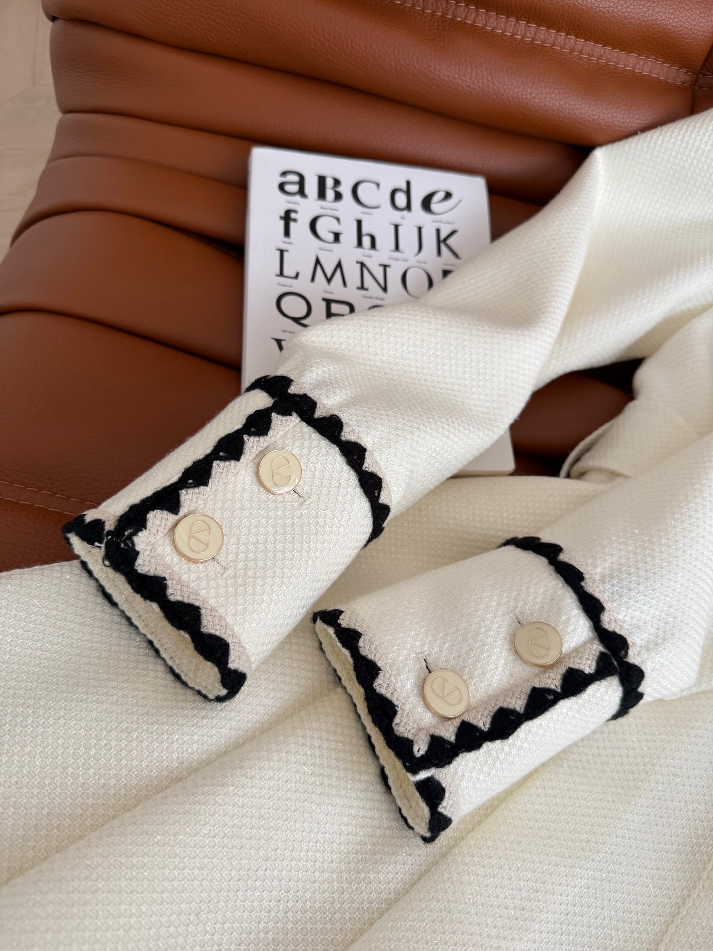 扑面而来的优雅精致 25新款 波浪纹织带镶边装饰连衣裙 浓浓的时髦小香风 优雅大气 不经意间整个人挺拔又