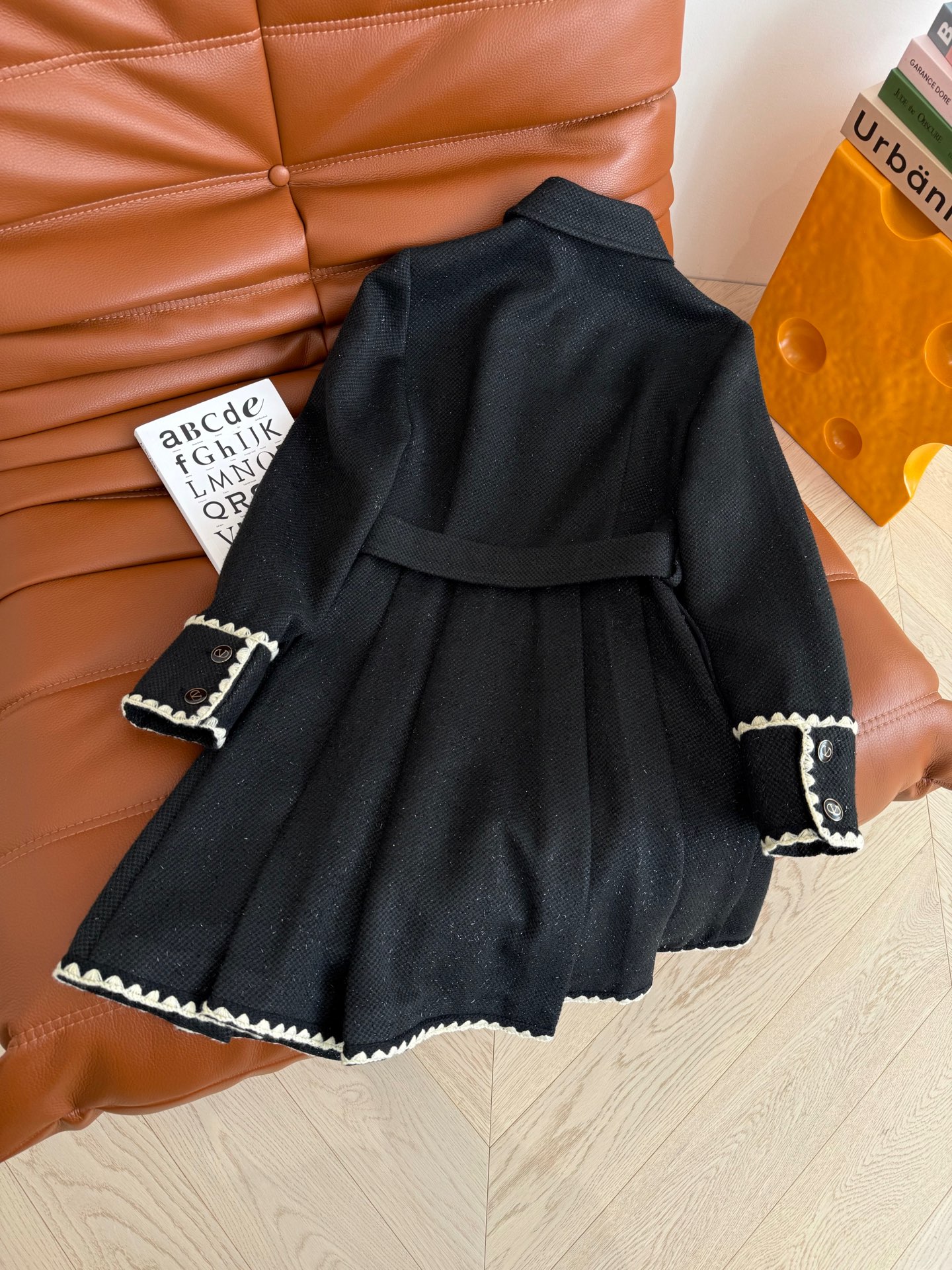 扑面而来的优雅精致 25新款 波浪纹织带镶边装饰连衣裙 浓浓的时髦小香风 优雅大气 不经意间整个人挺拔又