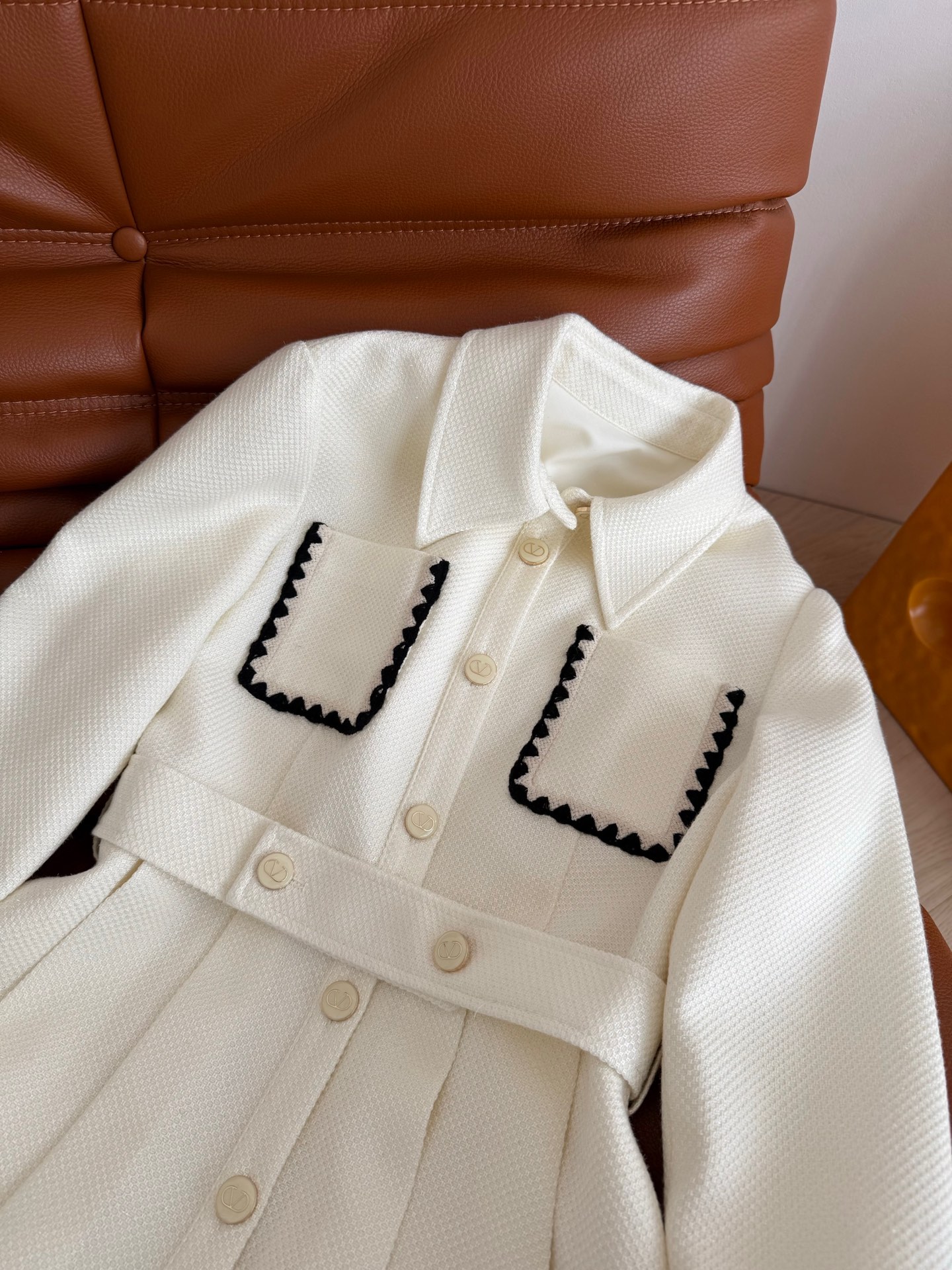 扑面而来的优雅精致 25新款 波浪纹织带镶边装饰连衣裙 浓浓的时髦小香风 优雅大气 不经意间整个人挺拔又