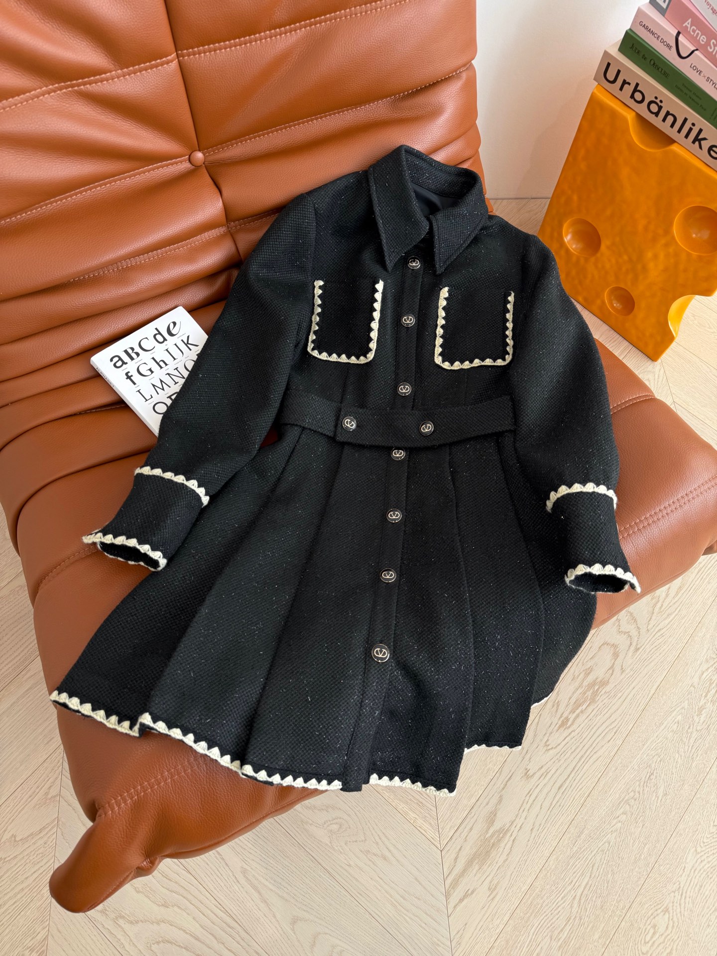 扑面而来的优雅精致 25新款 波浪纹织带镶边装饰连衣裙 浓浓的时髦小香风 优雅大气 不经意间整个人挺拔又