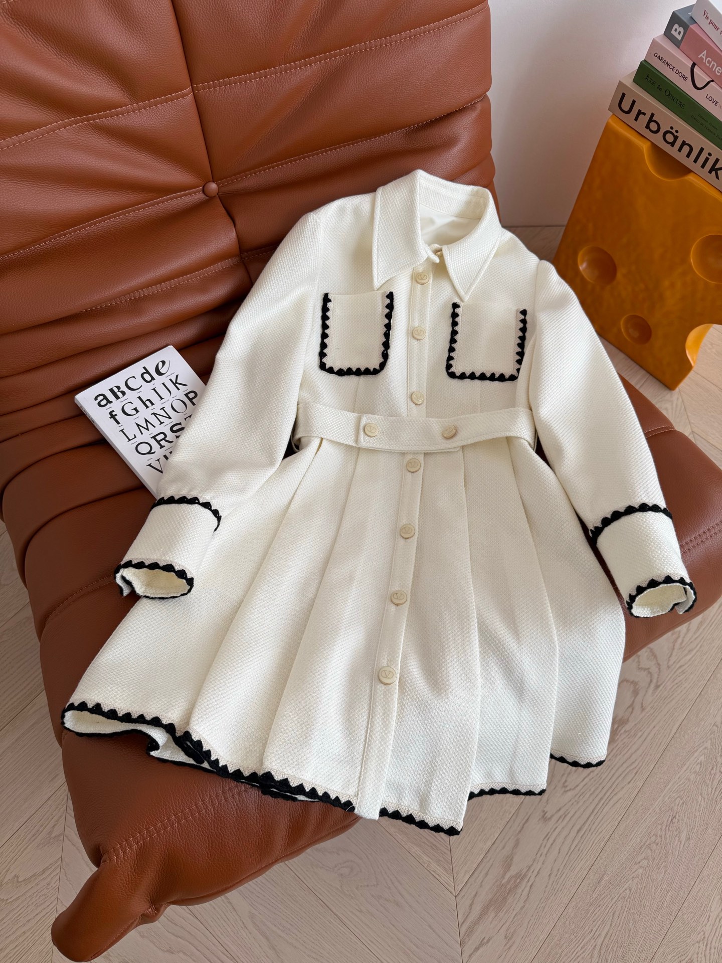 扑面而来的优雅精致 25新款 波浪纹织带镶边装饰连衣裙 浓浓的时髦小香风 优雅大气 不经意间整个人挺拔又