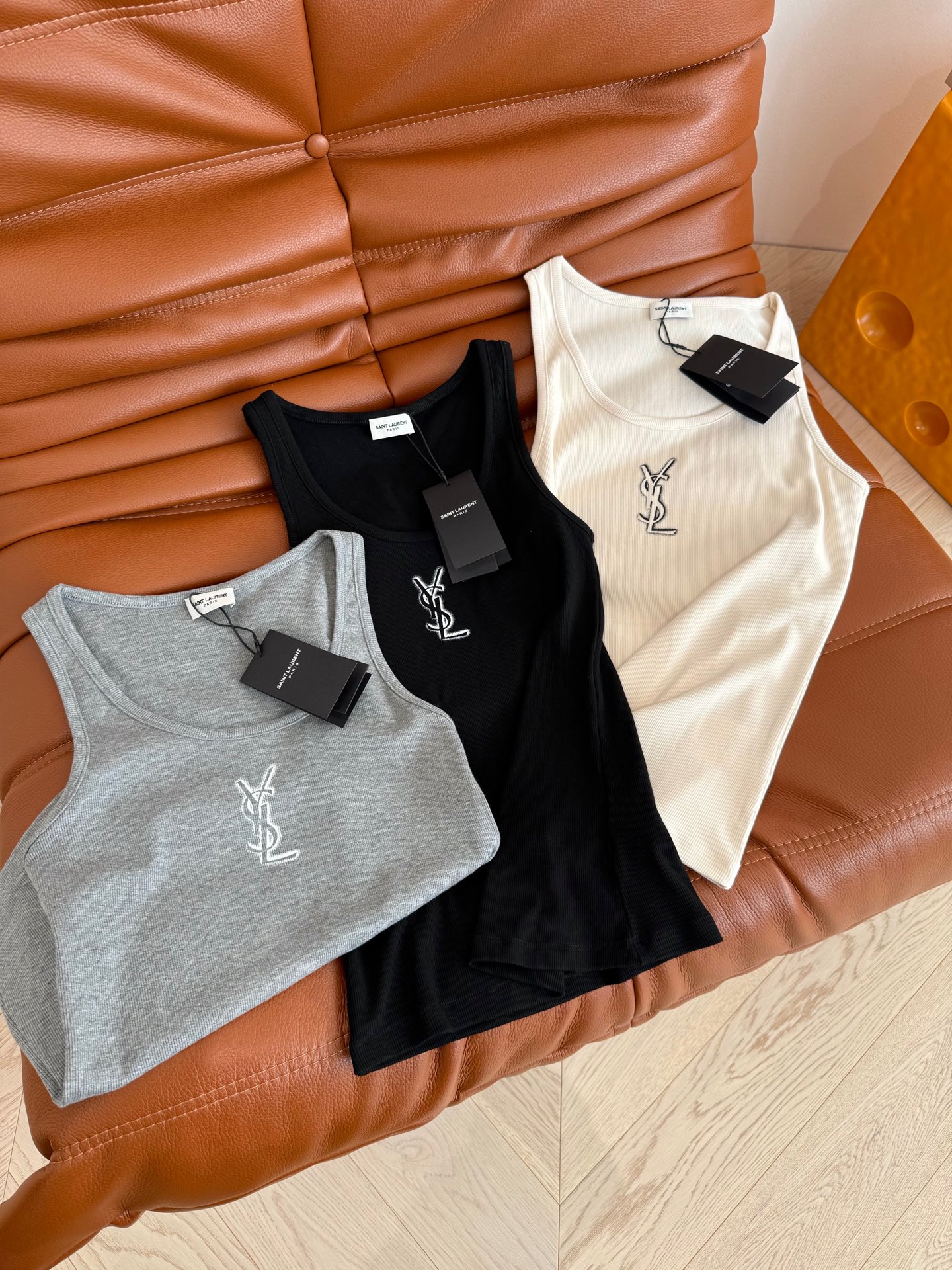 NO:310928,YSL 2025 New early spring style, a must-have item for daily wear, a printed vest on the chest, a random combination of single-wear, whether it is pants or skirts, the chest logo is easy to attract attention, a 100% wear rate, a cotton fabric is elastic, and the upper body is very comfortable. Color gray, white, black SML P,,saint laurent, skirts, alexander wang19860909YSL 2025 早春新款 日常穿搭必备小单品 胸前logo印花背心 单穿叠穿随意组合 不管是裤子还是半裙都能搭 胸前logo轻松吸睛 实穿率百分百 棉质面料有弹性 上身很舒服 颜色灰色 白色 黑色 码数SML P,,saint laurent,skirts,alexander wang,Women's clothing