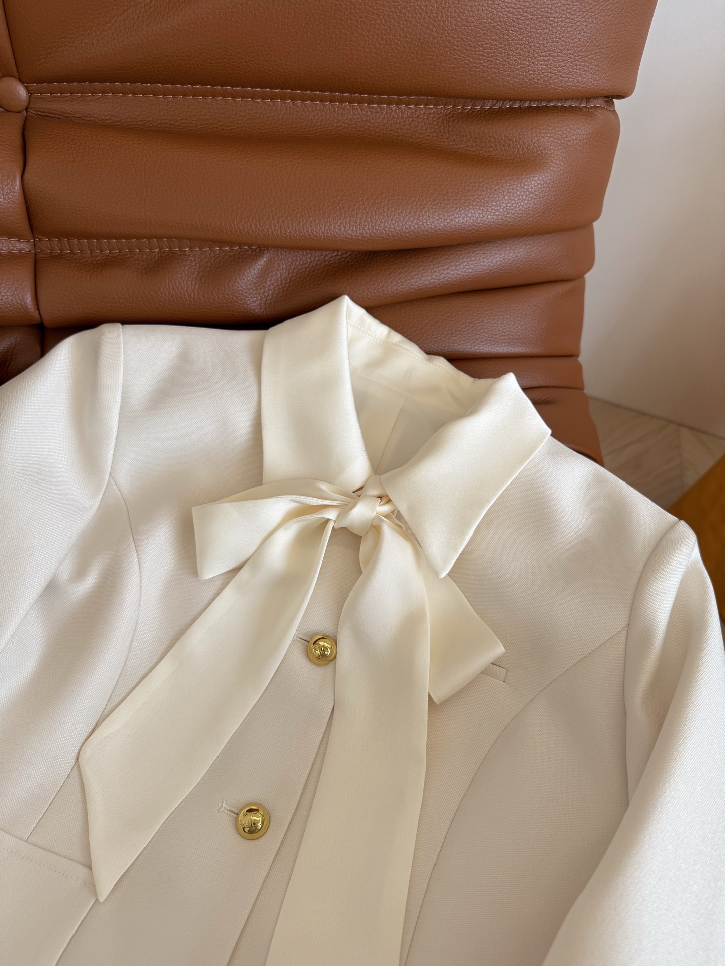 Stylish Feminine Suit Collection: 25 New Items Featuring Bow Ties and Corset Details - 图片 5