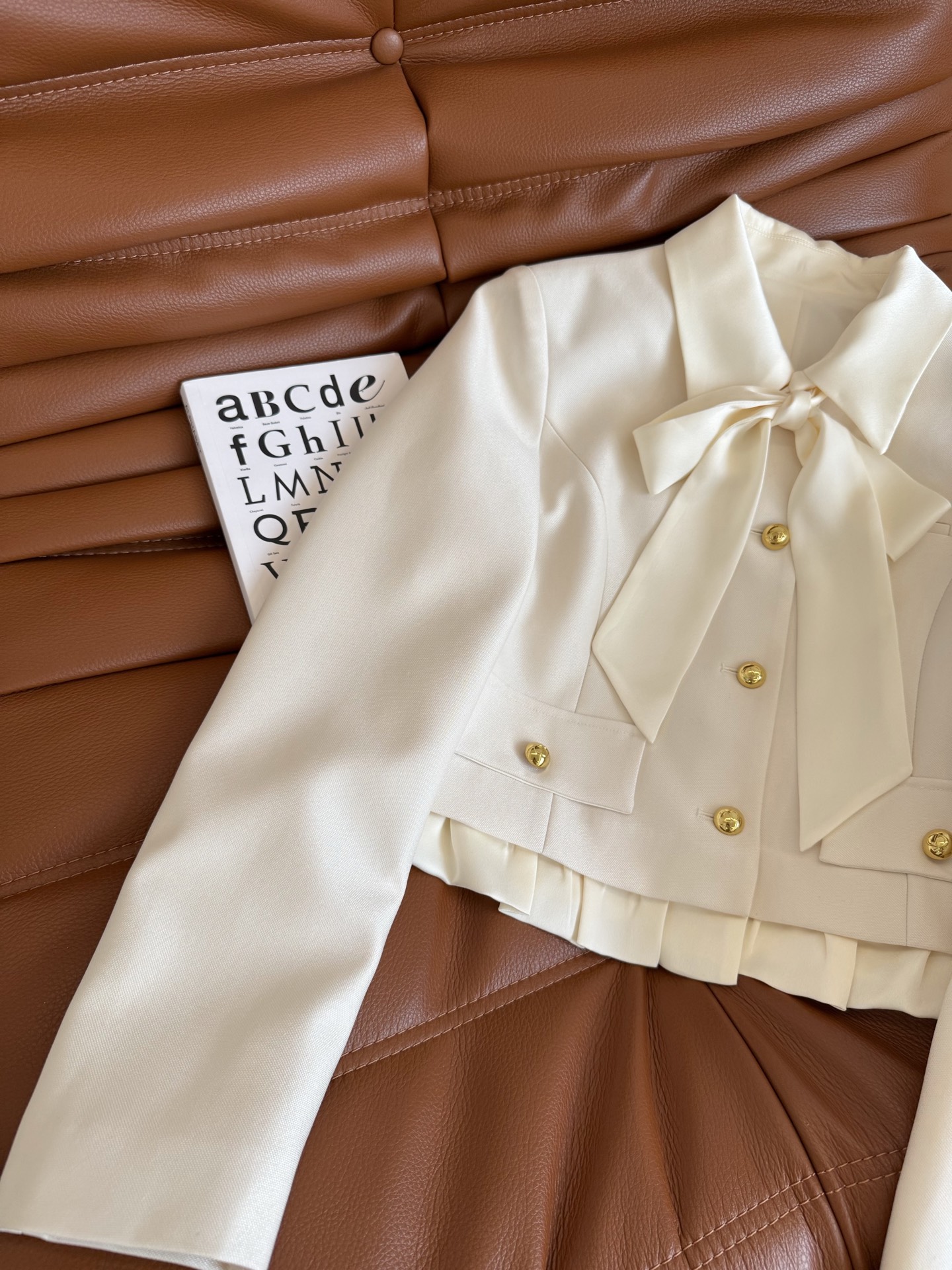 Stylish Feminine Suit Collection: 25 New Items Featuring Bow Ties and Corset Details - 图片 4