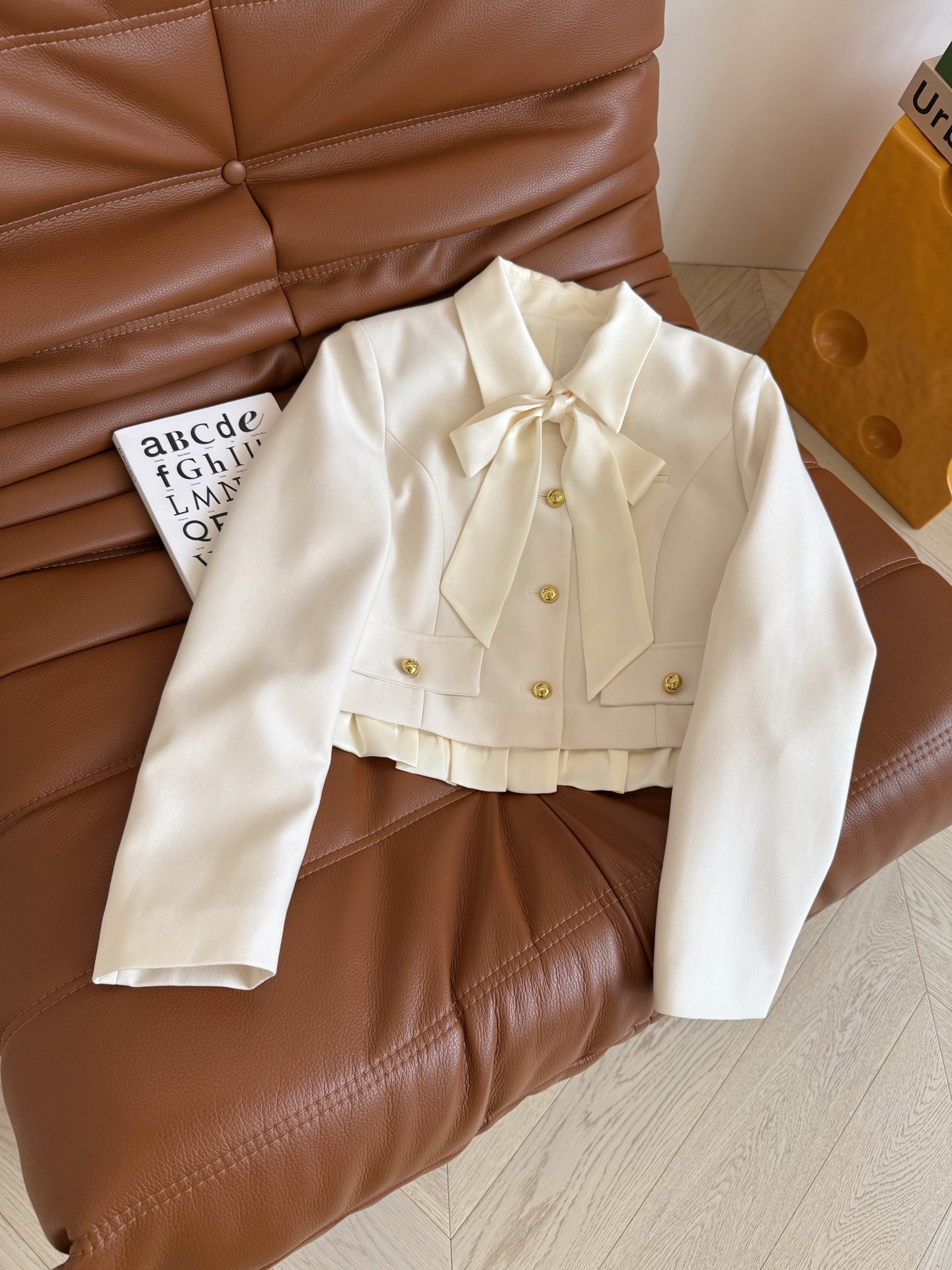 Stylish Feminine Suit Collection: 25 New Items Featuring Bow Ties and Corset Details - 图片 3