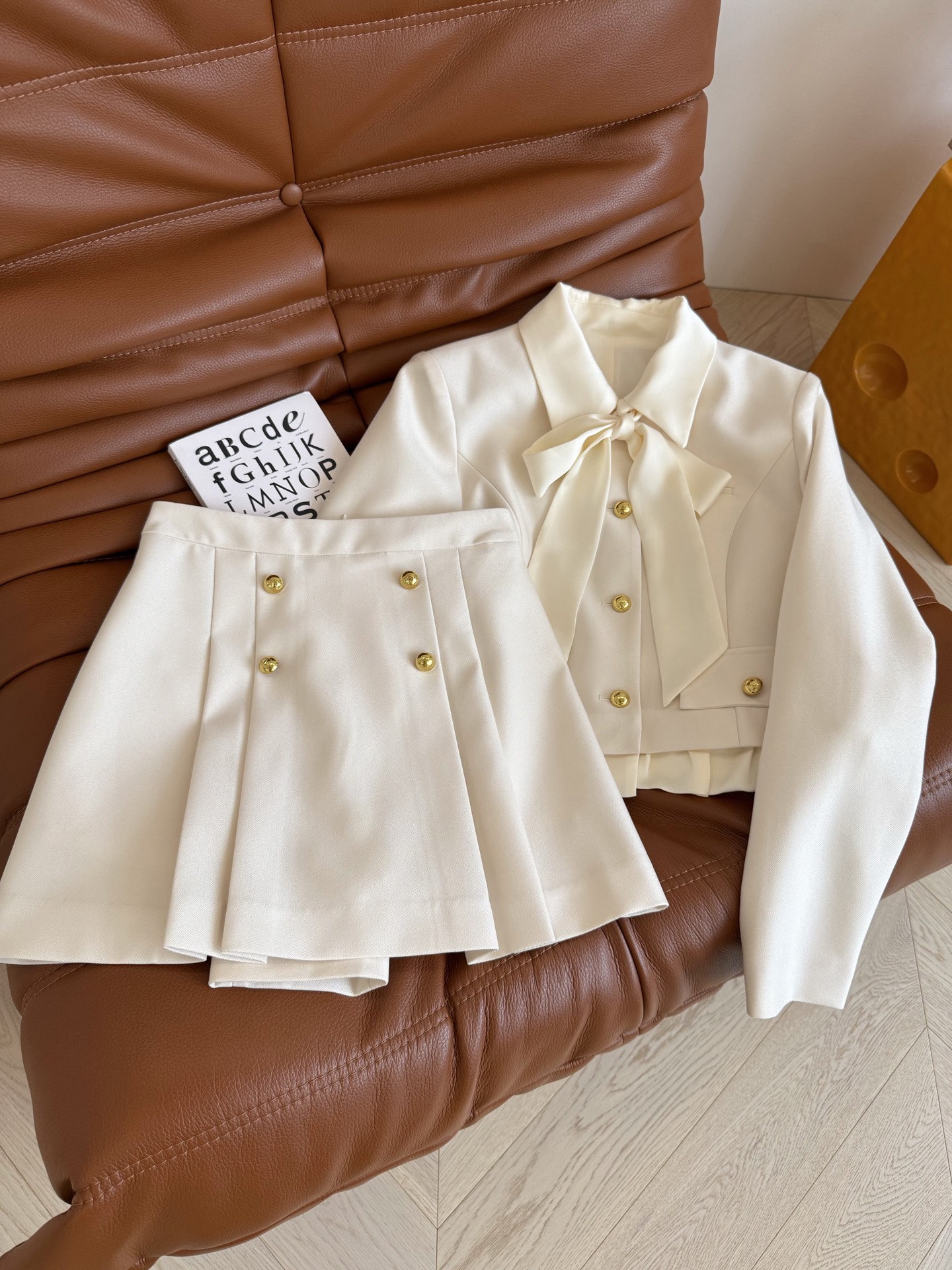 Stylish Feminine Suit Collection: 25 New Items Featuring Bow Ties and Corset Details - 图片 2