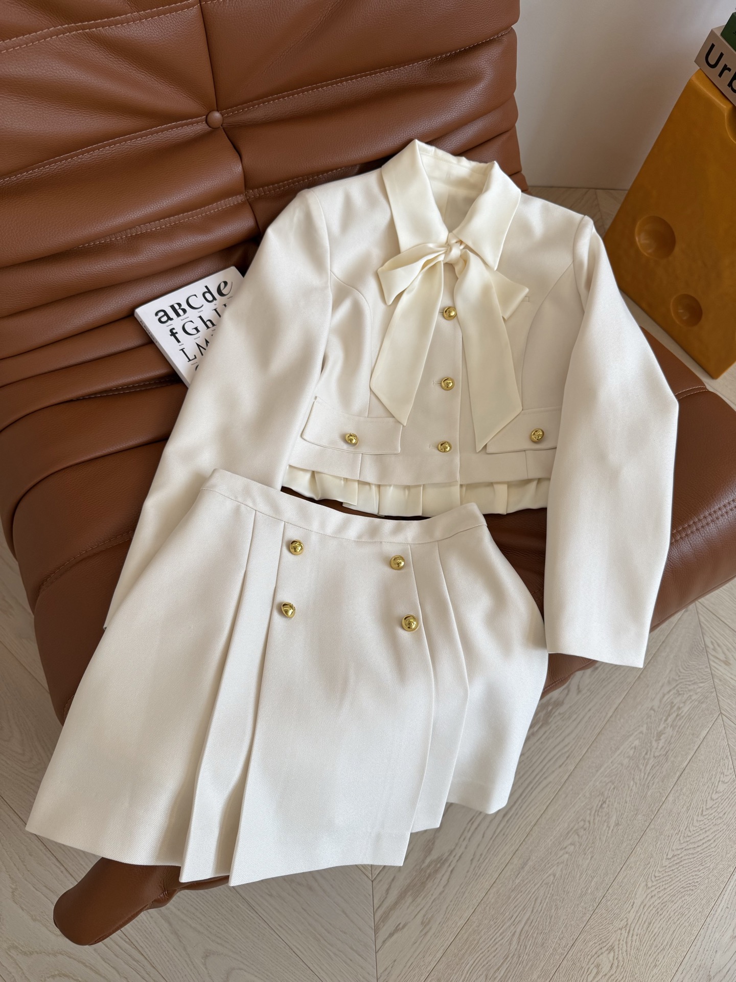 Stylish Feminine Suit Collection: 25 New Items Featuring Bow Ties and Corset Details