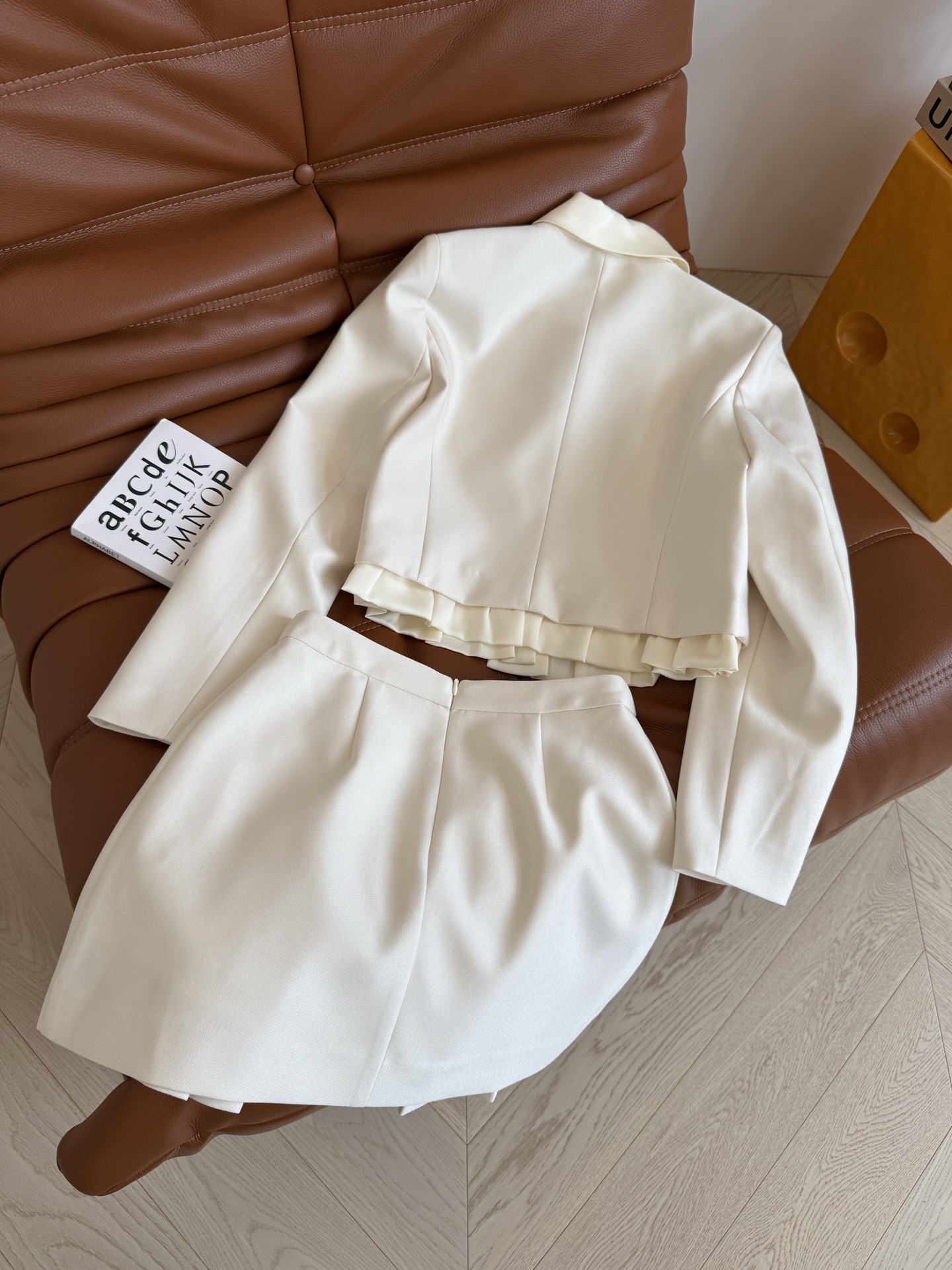 Stylish Feminine Suit Collection: 25 New Items Featuring Bow Ties and Corset Details - 图片 9