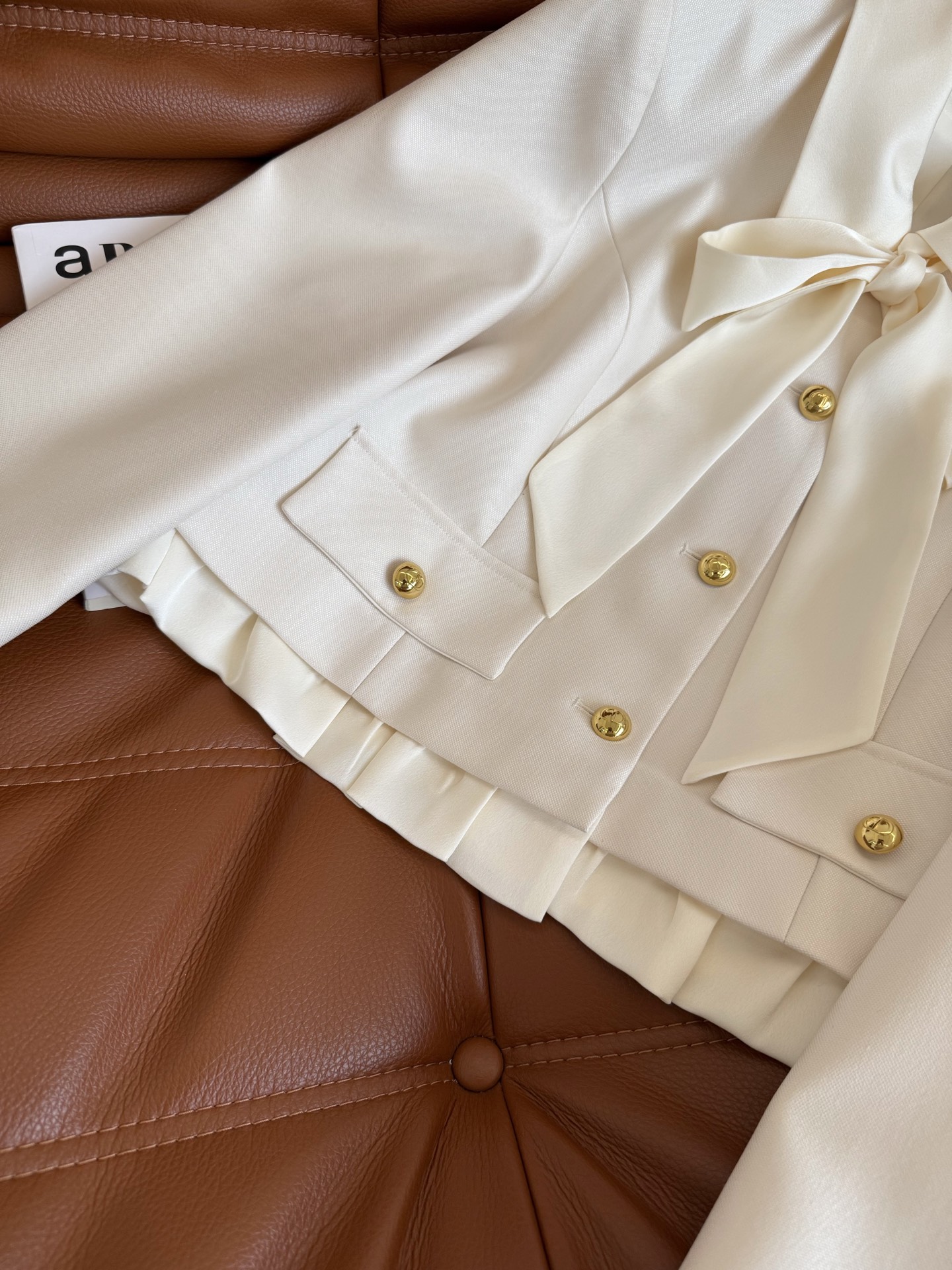 Stylish Feminine Suit Collection: 25 New Items Featuring Bow Ties and Corset Details - 图片 6