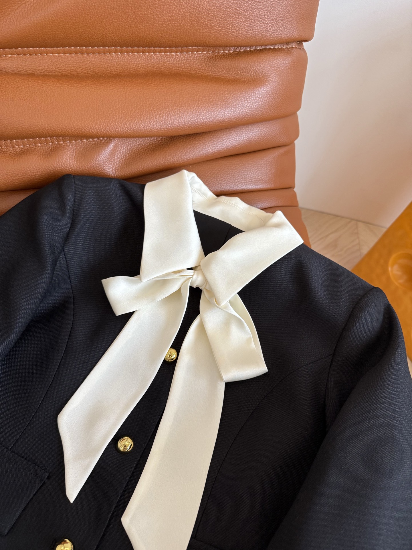 Stylish Feminine Suit Collection: 25 New Items with Bow Tie and Corset - 图片 5