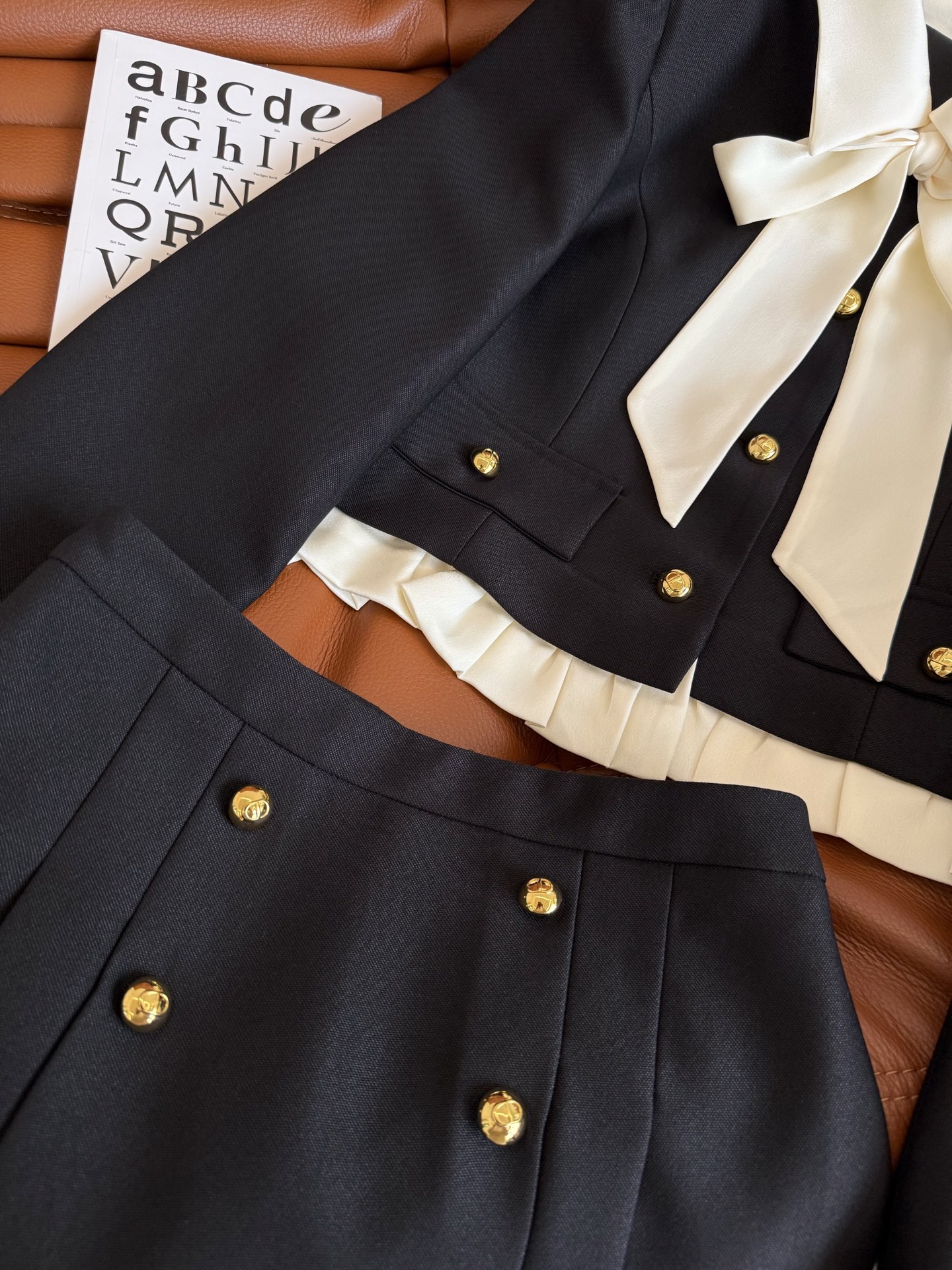 Stylish Feminine Suit Collection: 25 New Items with Bow Tie and Corset - 图片 6