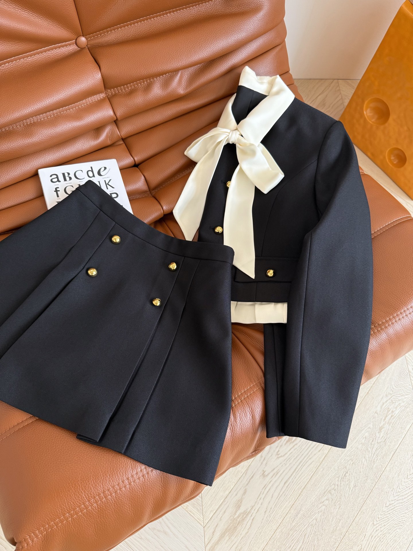 Stylish Feminine Suit Collection: 25 New Items with Bow Tie and Corset - 图片 3
