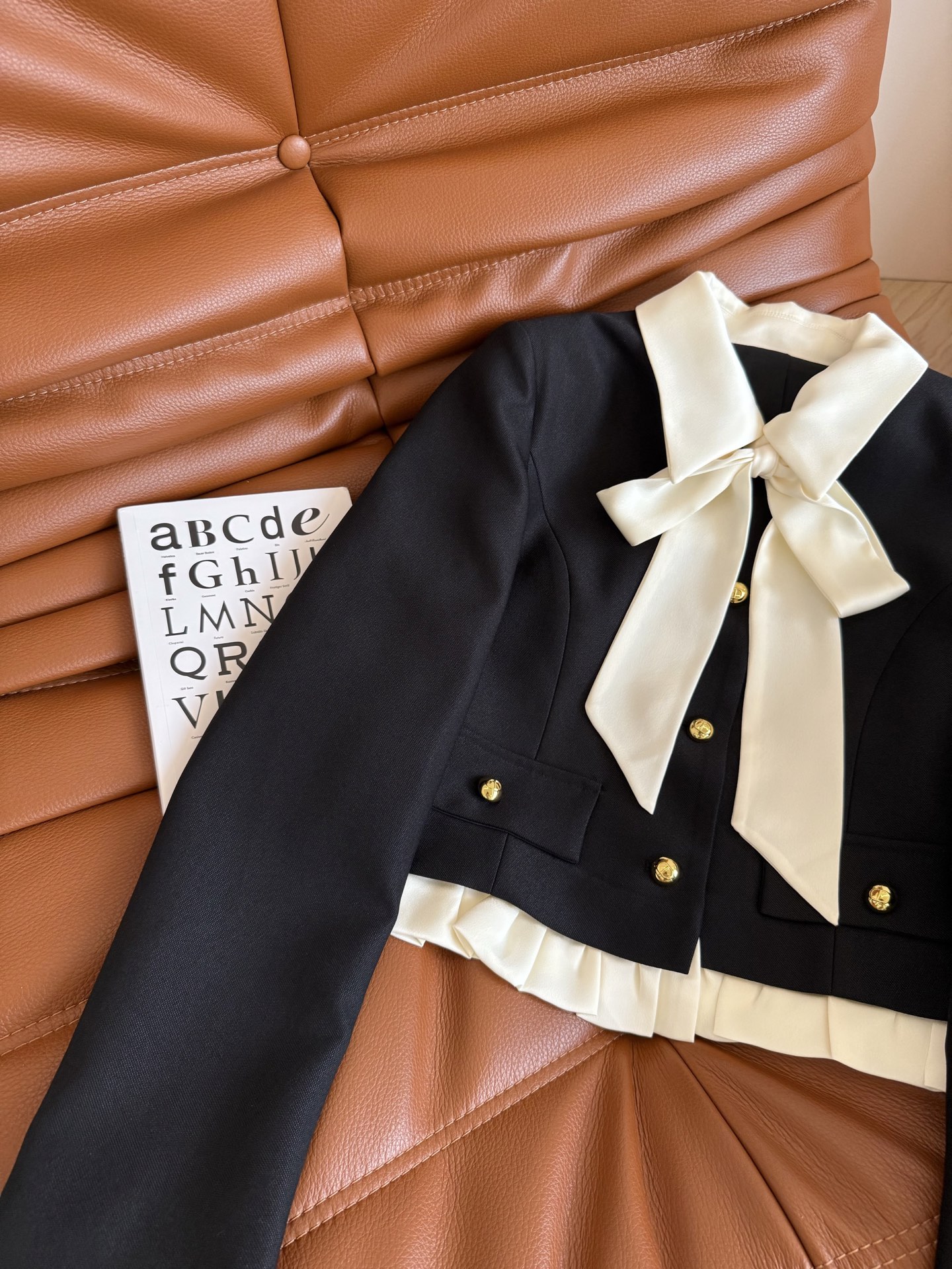 Stylish Feminine Suit Collection: 25 New Items with Bow Tie and Corset - 图片 4