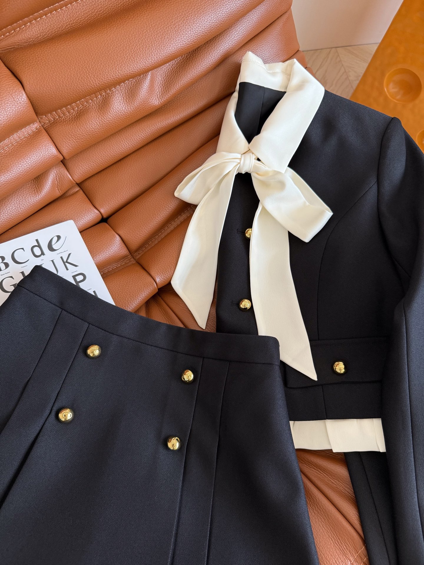Stylish Feminine Suit Collection: 25 New Items with Bow Tie and Corset - 图片 8