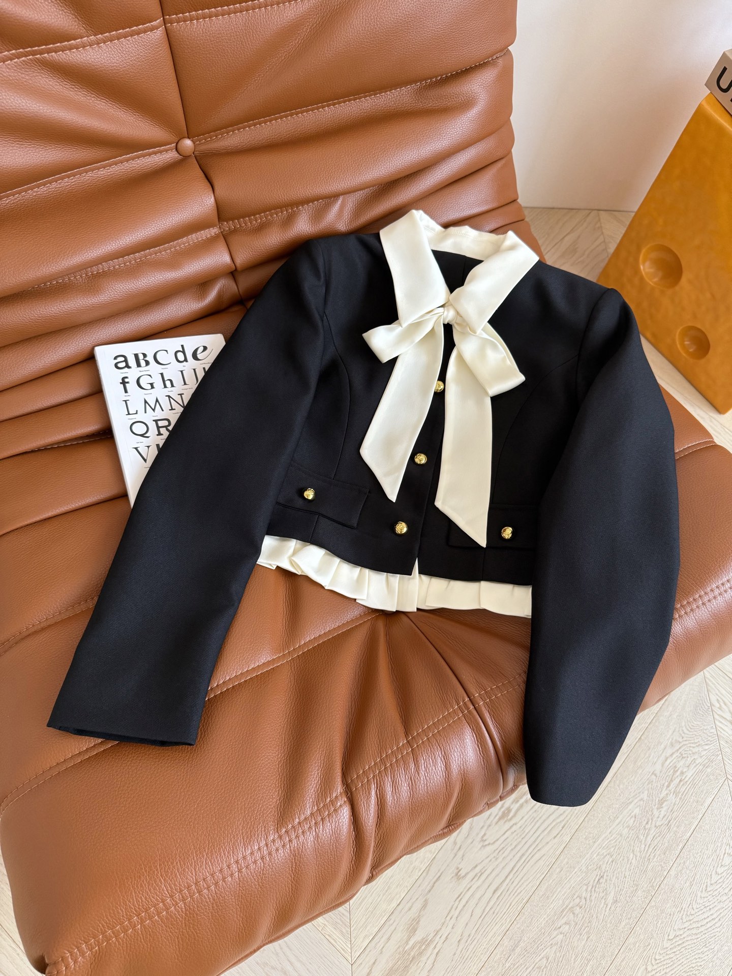 Stylish Feminine Suit Collection: 25 New Items with Bow Tie and Corset - 图片 2