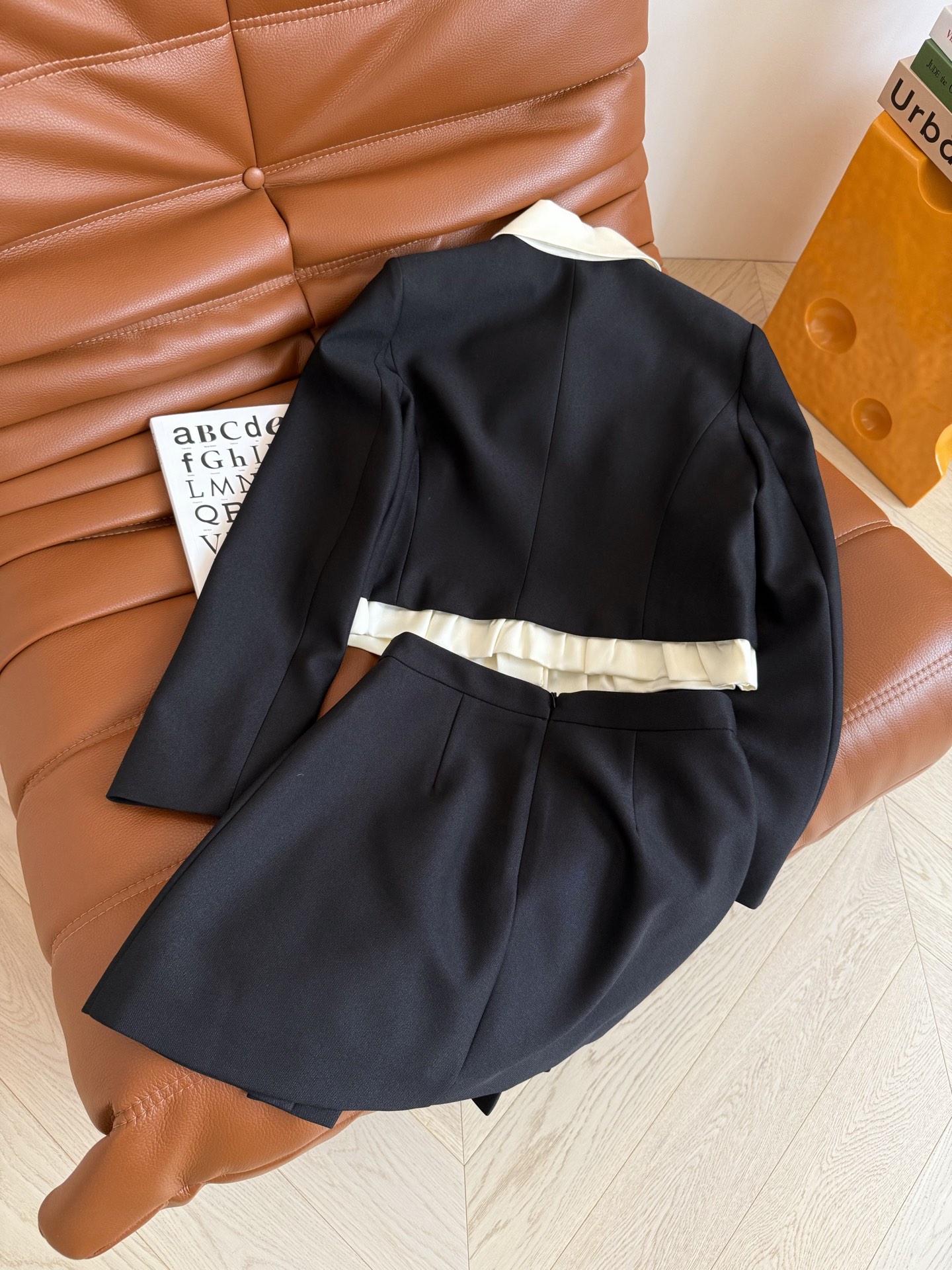 Stylish Feminine Suit Collection: 25 New Items with Bow Tie and Corset - 图片 9