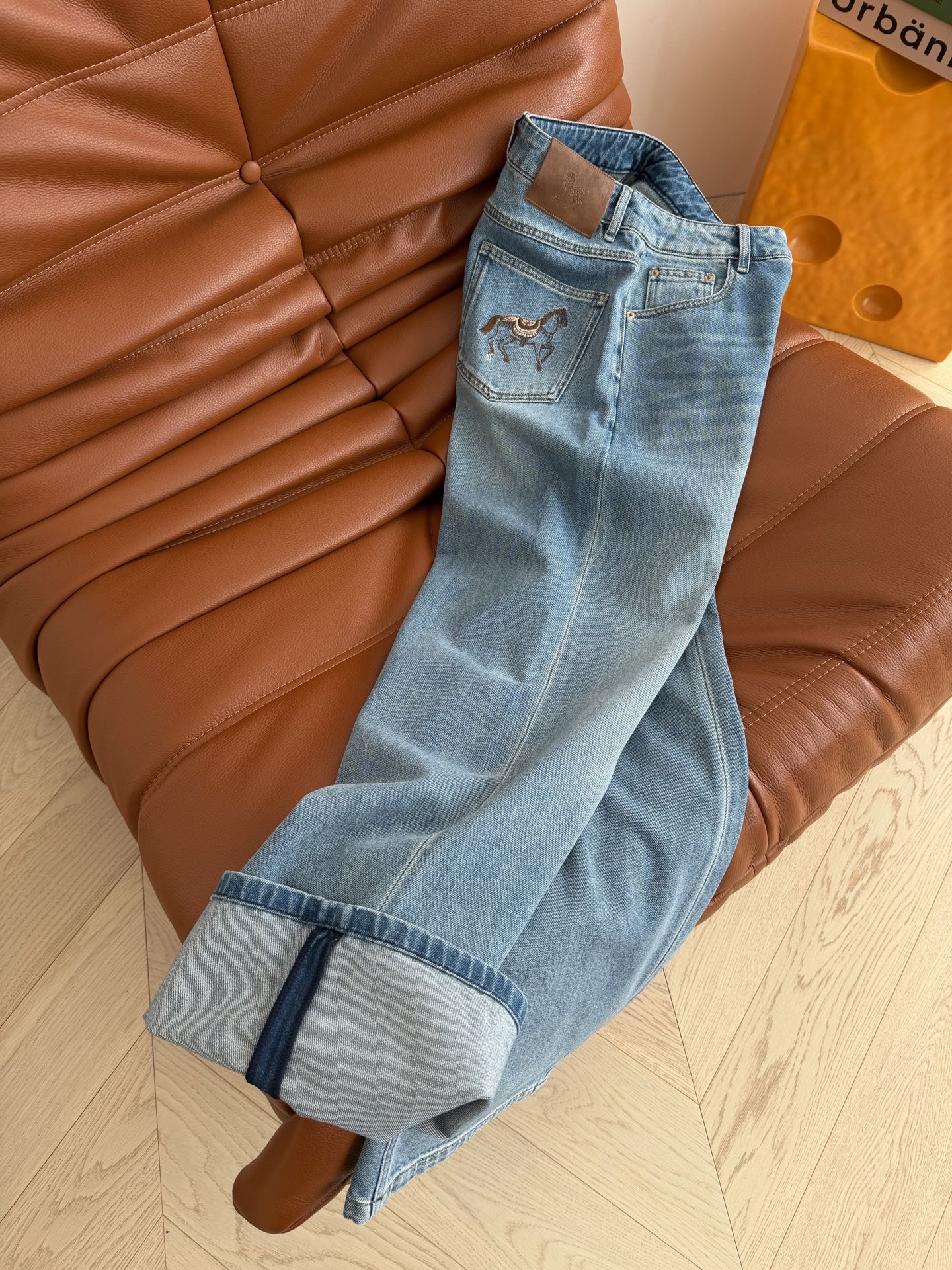 26早春新款 后背口袋刺绣马儿图案牛仔裤 马年必入款 洗水很漂亮 复古的牛仔蓝洗水 很好搭配不容易出错 