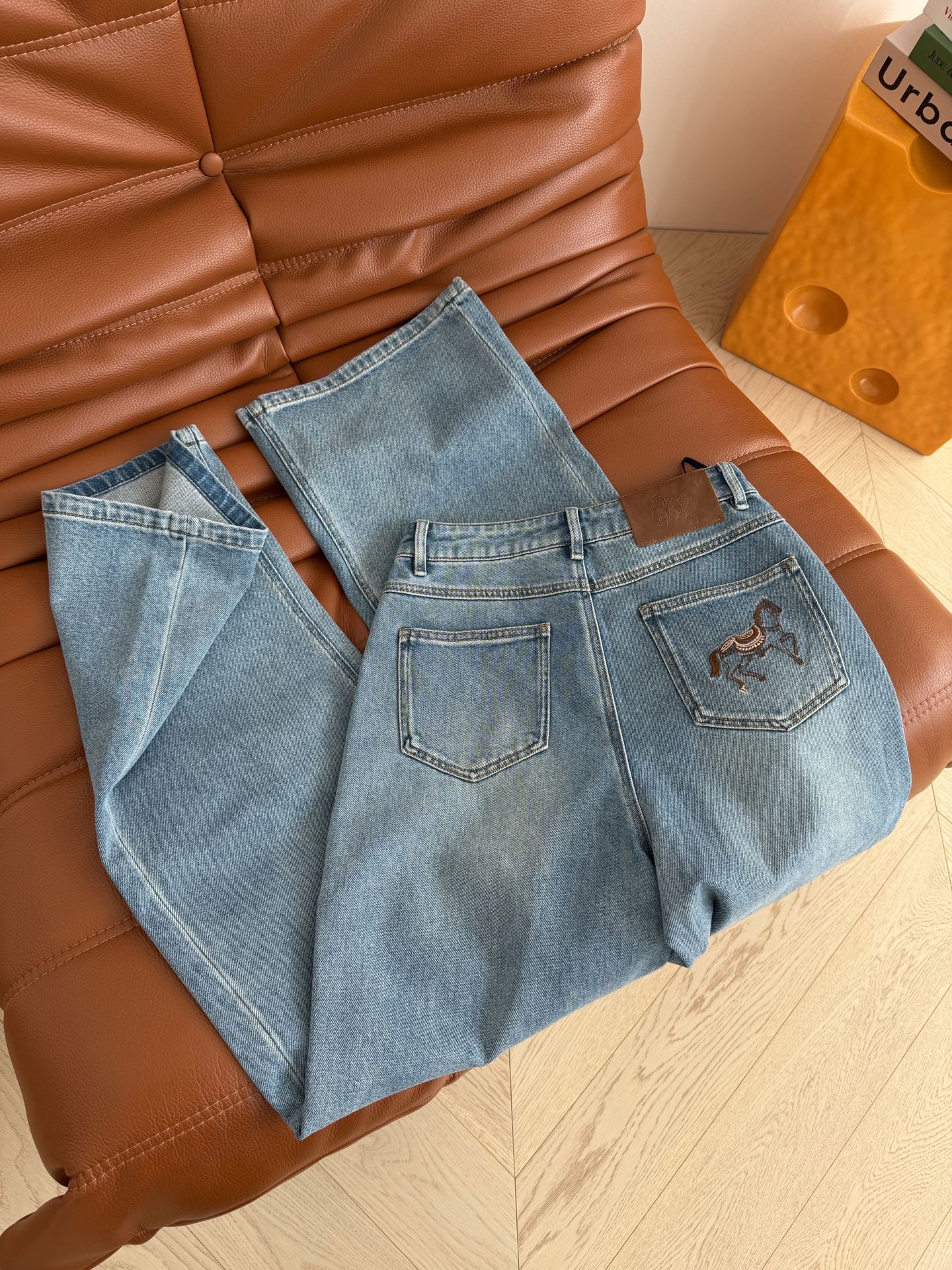 26早春新款 后背口袋刺绣马儿图案牛仔裤 马年必入款 洗水很漂亮 复古的牛仔蓝洗水 很好搭配不容易出错 