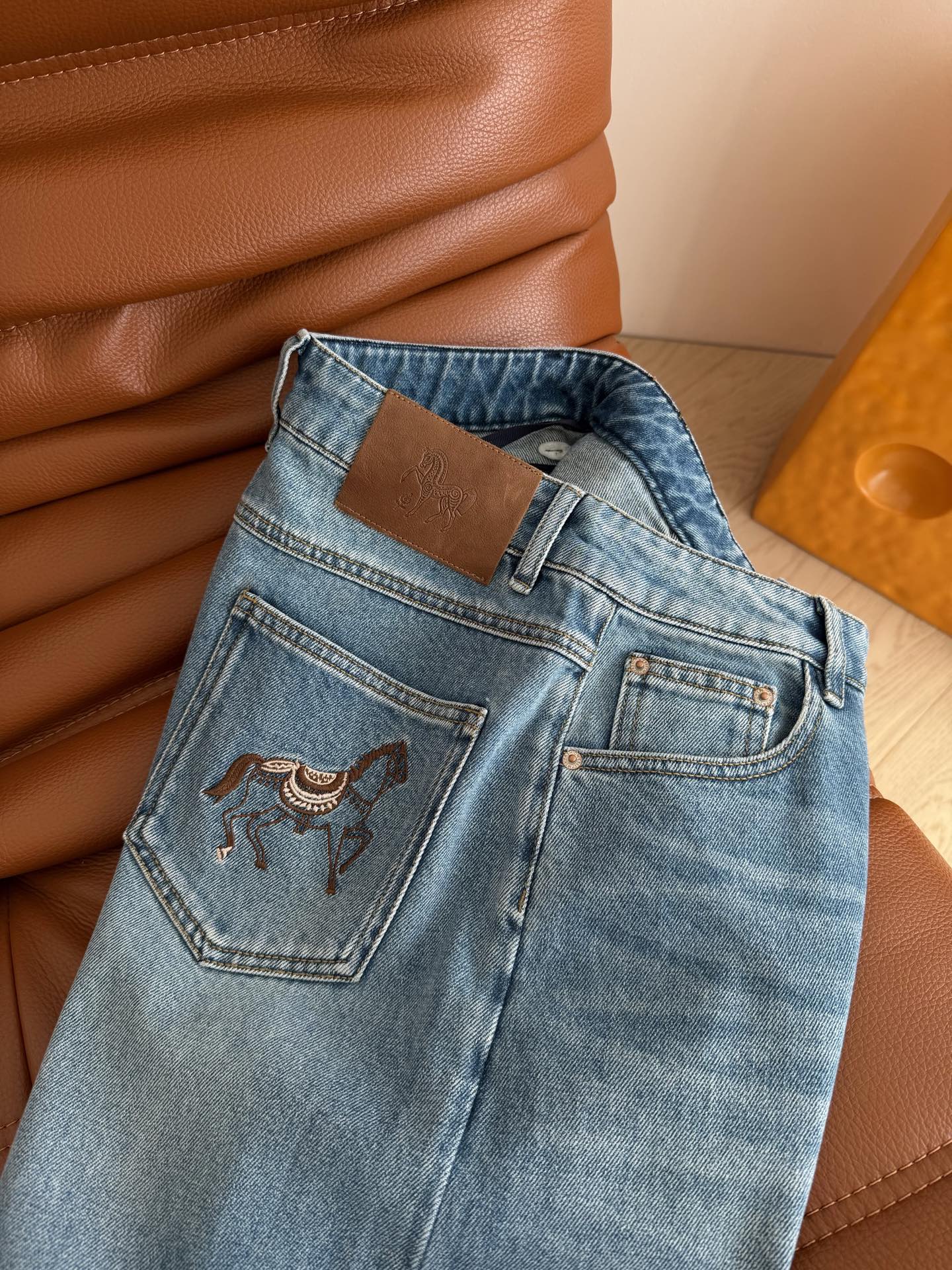 26早春新款 后背口袋刺绣马儿图案牛仔裤 马年必入款 洗水很漂亮 复古的牛仔蓝洗水 很好搭配不容易出错 