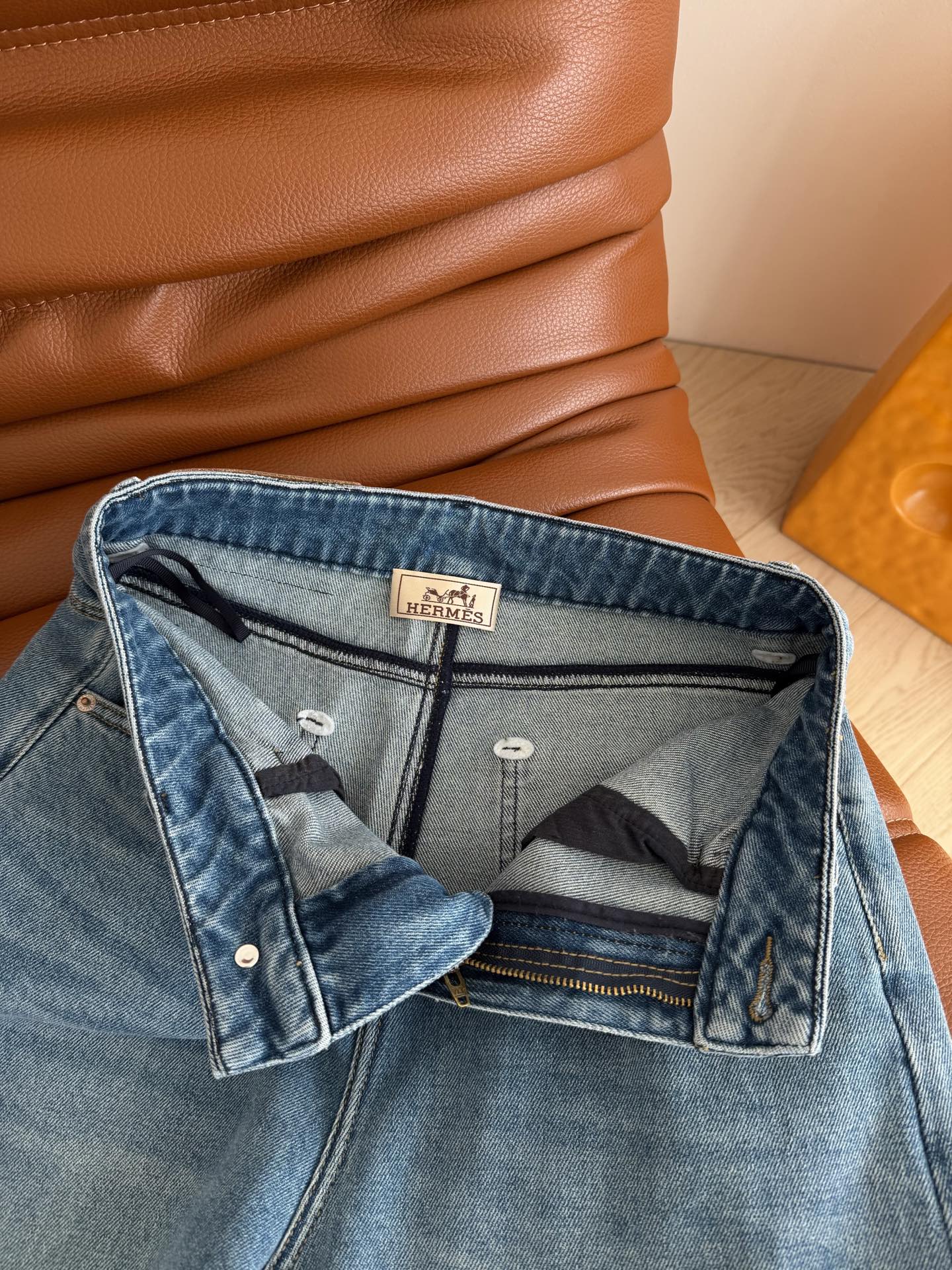 26早春新款 后背口袋刺绣马儿图案牛仔裤 马年必入款 洗水很漂亮 复古的牛仔蓝洗水 很好搭配不容易出错 