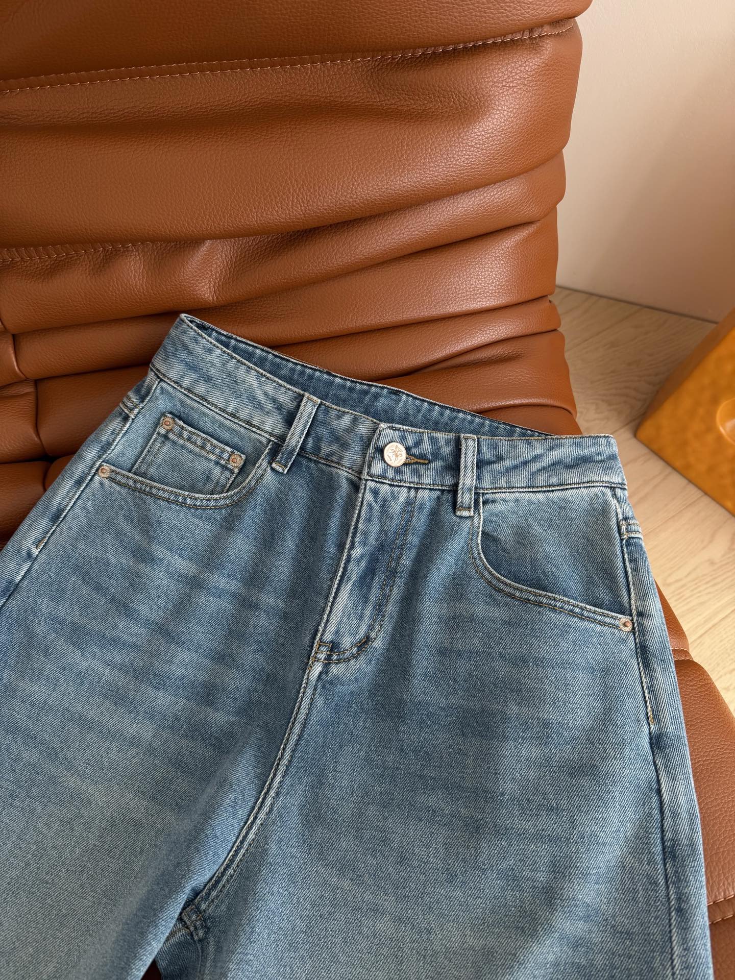 26早春新款 后背口袋刺绣马儿图案牛仔裤 马年必入款 洗水很漂亮 复古的牛仔蓝洗水 很好搭配不容易出错 