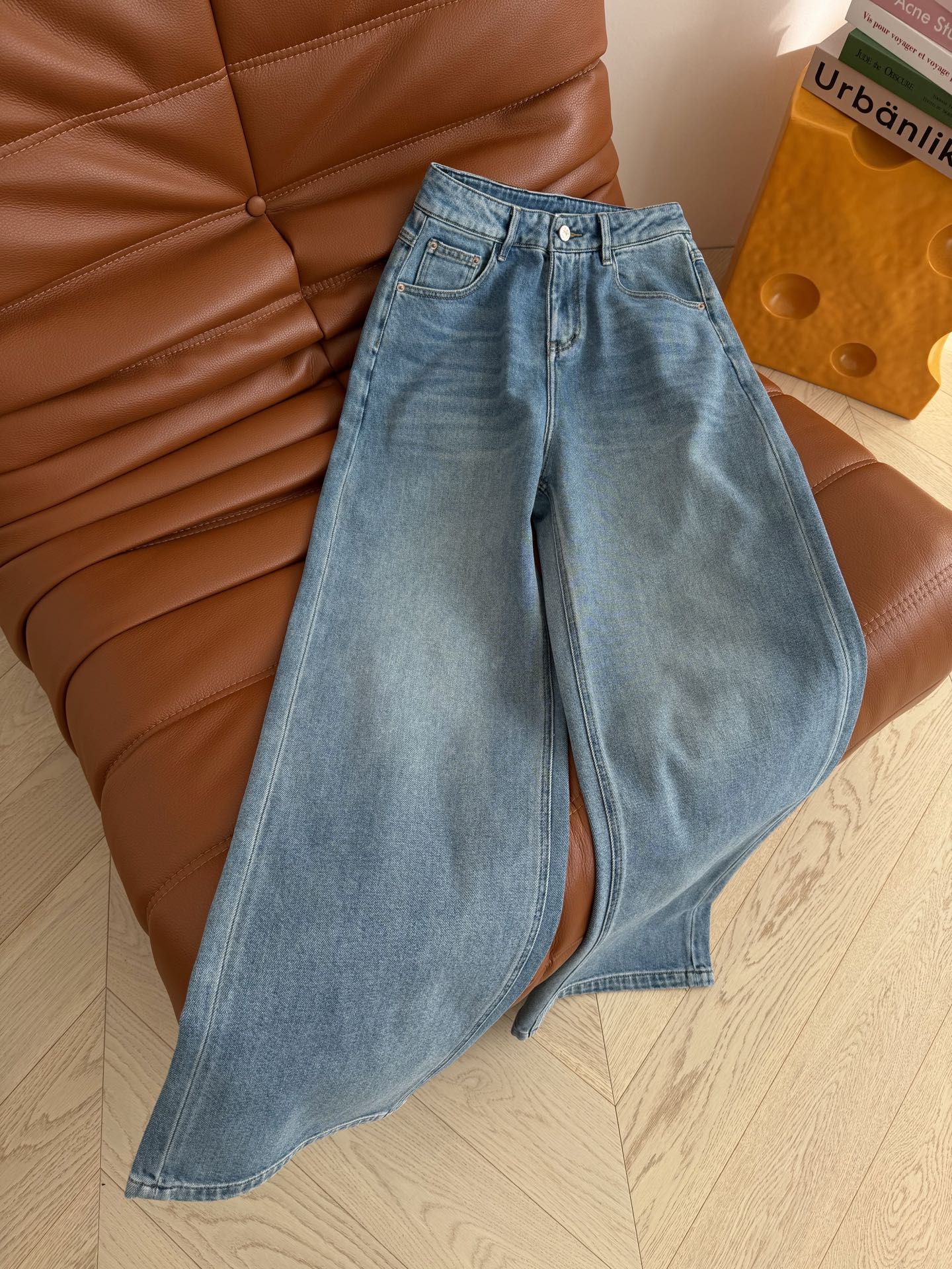 26早春新款 后背口袋刺绣马儿图案牛仔裤 马年必入款 洗水很漂亮 复古的牛仔蓝洗水 很好搭配不容易出错 