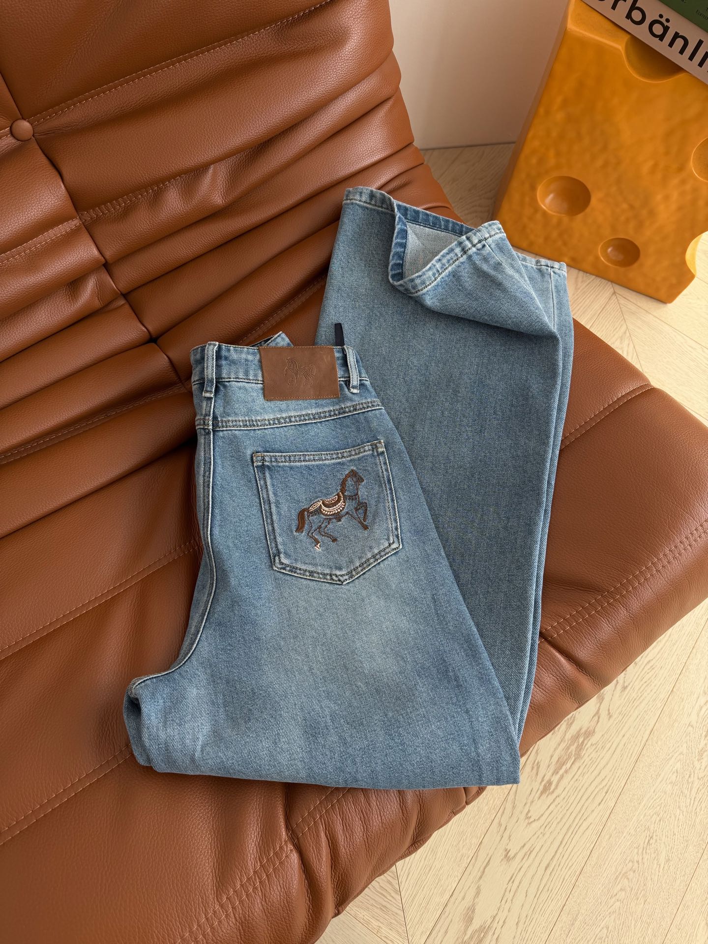 26早春新款 后背口袋刺绣马儿图案牛仔裤 马年必入款 洗水很漂亮 复古的牛仔蓝洗水 很好搭配不容易出错 