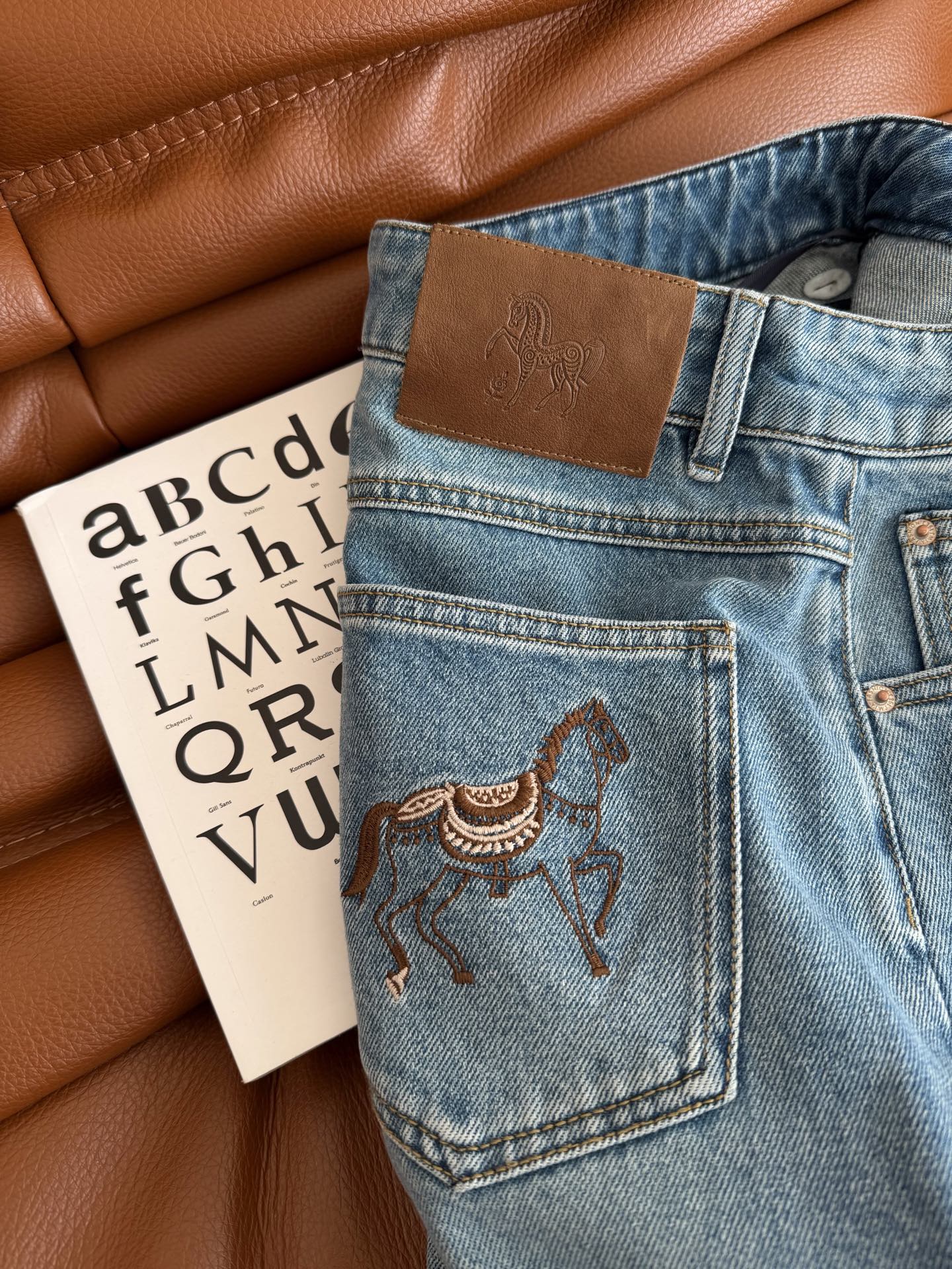 26早春新款 后背口袋刺绣马儿图案牛仔裤 马年必入款 洗水很漂亮 复古的牛仔蓝洗水 很好搭配不容易出错 