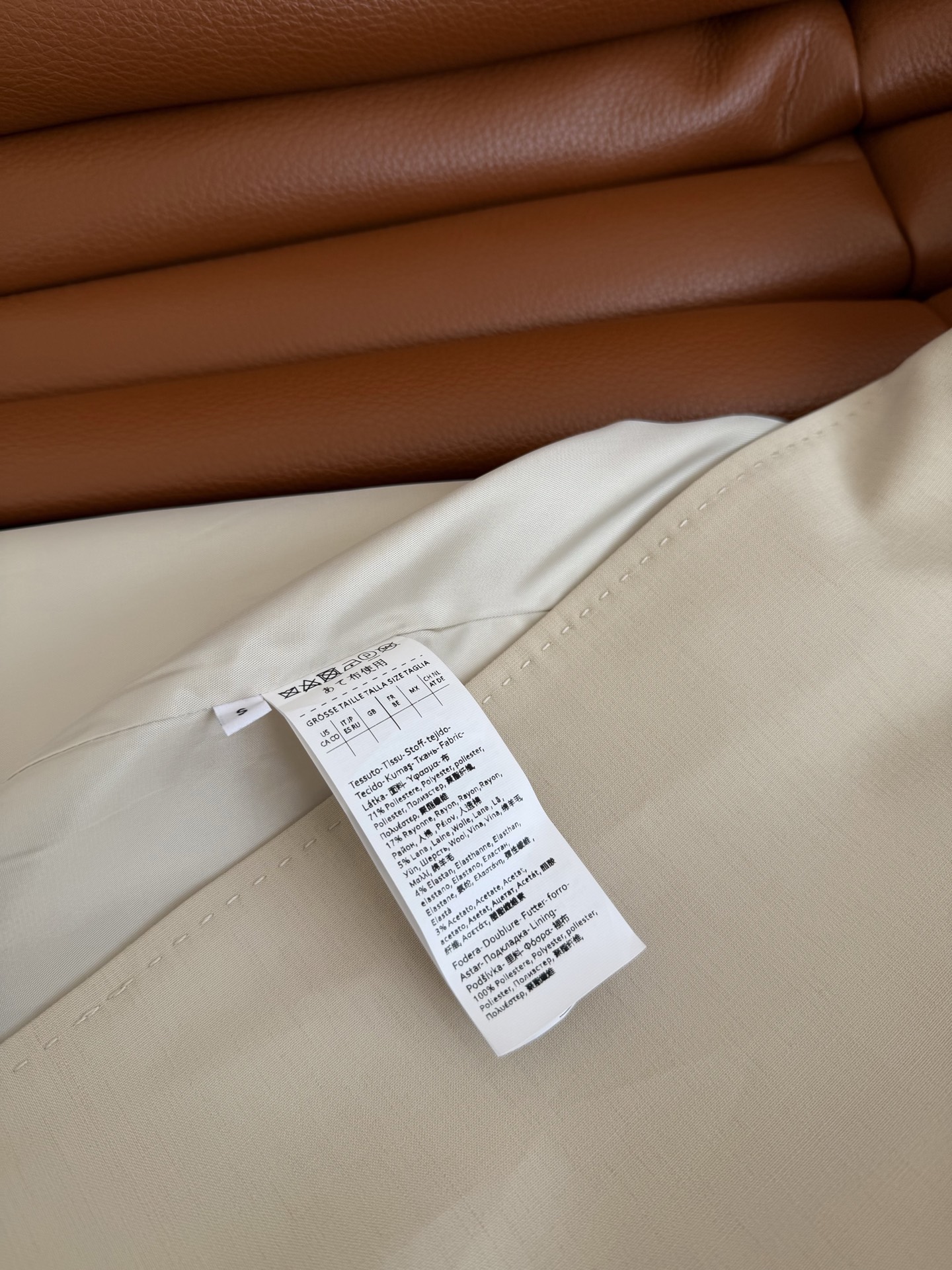 超有气质感 26春夏 挂脖露背设计西装连衣裙 挂脖+利落翻领 松紧收腰设计 把精致和女人味发挥得淋漓尽致