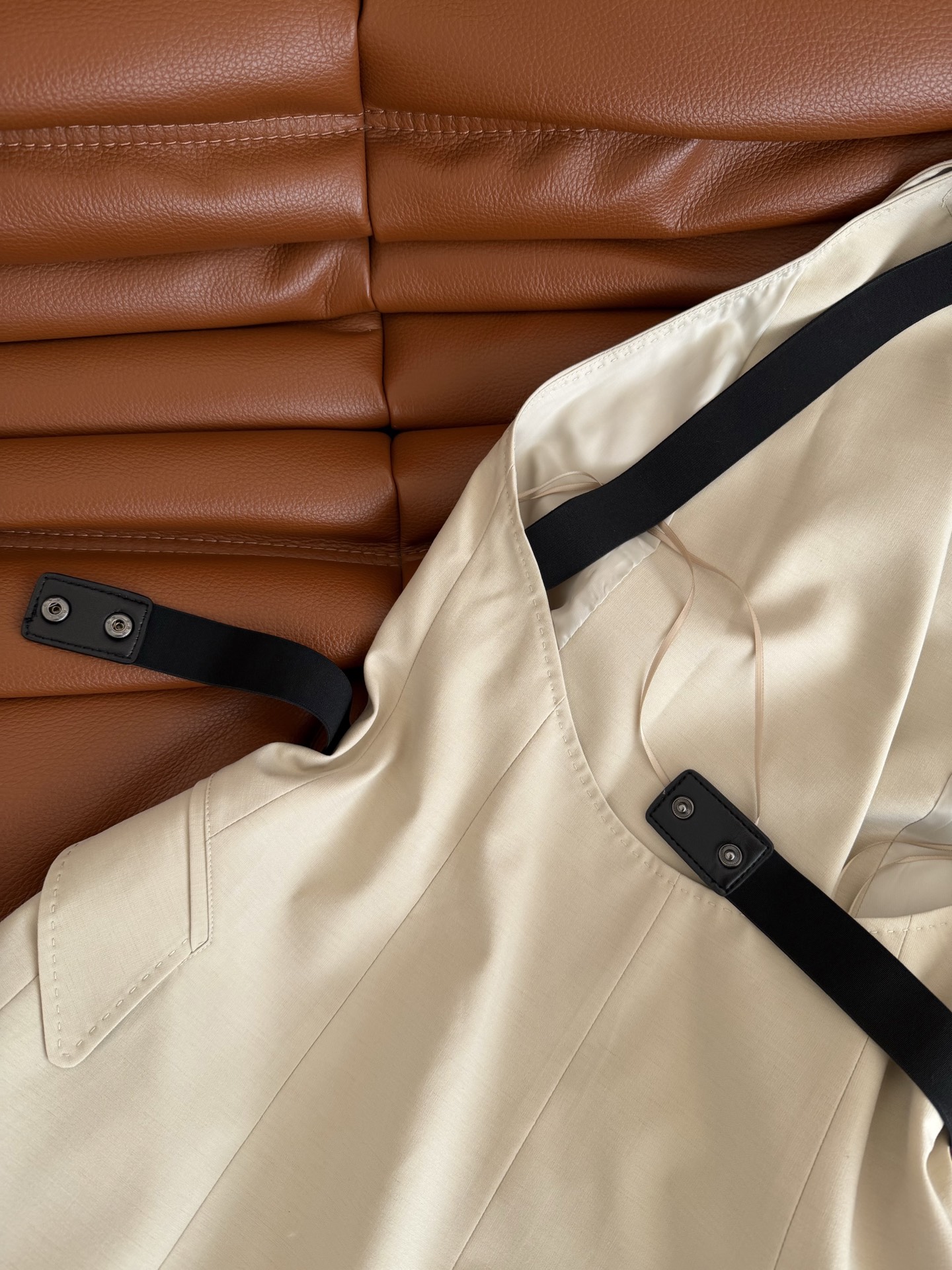 超有气质感 26春夏 挂脖露背设计西装连衣裙 挂脖+利落翻领 松紧收腰设计 把精致和女人味发挥得淋漓尽致