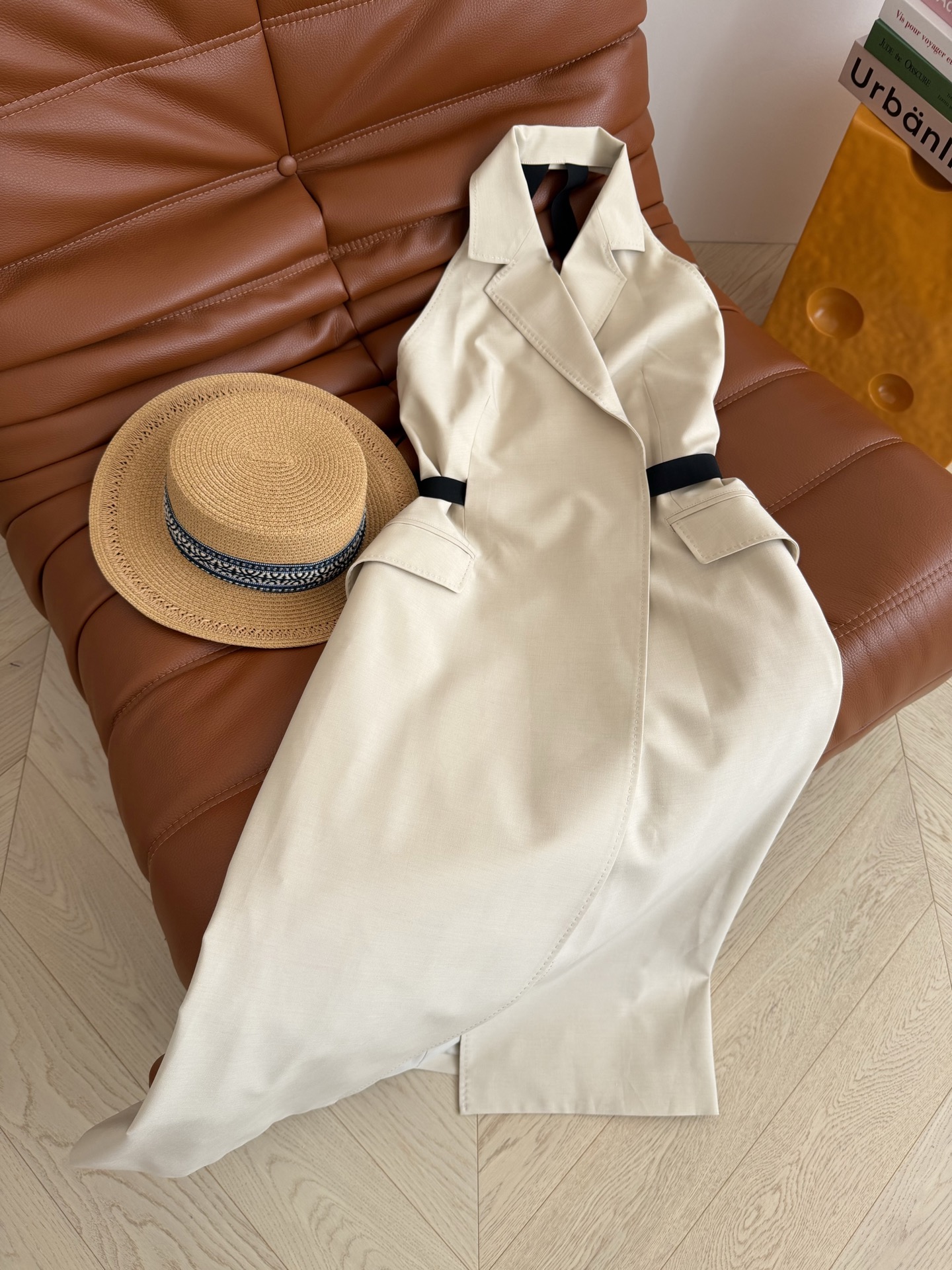 超有气质感 26春夏 挂脖露背设计西装连衣裙 挂脖+利落翻领 松紧收腰设计 把精致和女人味发挥得淋漓尽致