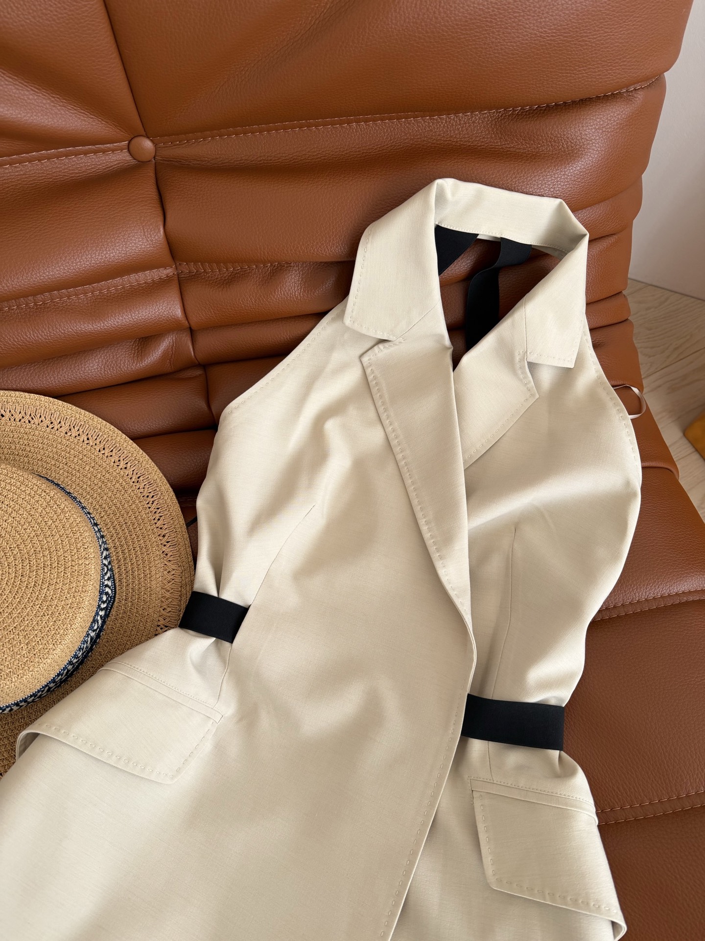 超有气质感 26春夏 挂脖露背设计西装连衣裙 挂脖+利落翻领 松紧收腰设计 把精致和女人味发挥得淋漓尽致