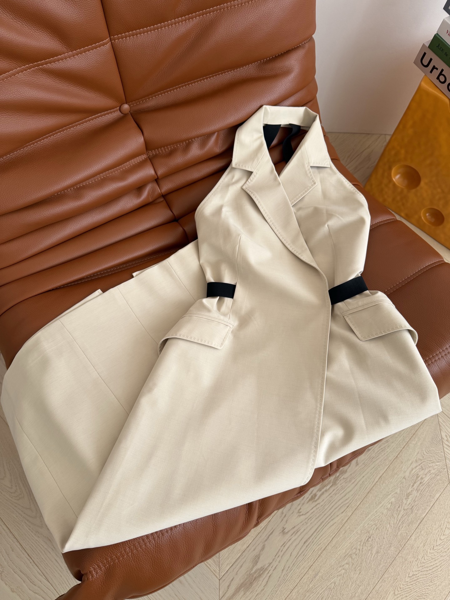 超有气质感 26春夏 挂脖露背设计西装连衣裙 挂脖+利落翻领 松紧收腰设计 把精致和女人味发挥得淋漓尽致