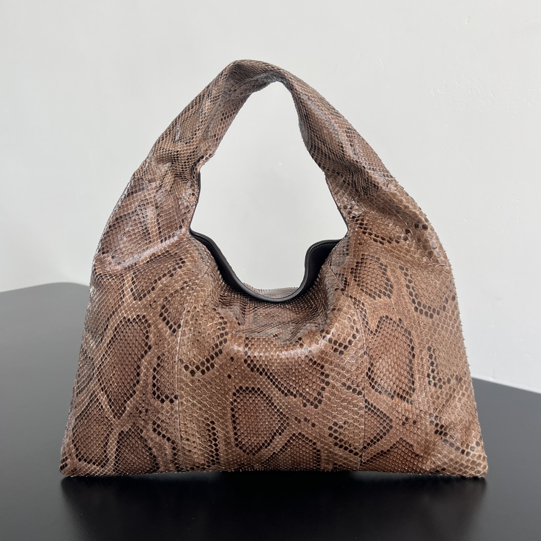 #BV New Snakeskin Hop Sac 🐍 🐍 794939 Hop Sac en tant qu’article populaire dans l’industrie de la mode non seulement a tissé en cuir complet  / Velvet inversé tissé  / Velvet inversé unique a maintenant du matériau en peau de serpe Sac 💕 Peau de serpent rare avec une texture très délicate, durable et artisanat, la texture unique et l’artisanat exquis de l’emballage font que les gens tombent amoureux de lui à première vue 💕 Le sentiment de relâche et de haut de gamme, mélangeant des éléments rétro et modernes à Présenter un charme unique étendu, taille: 41×20.5×7.5