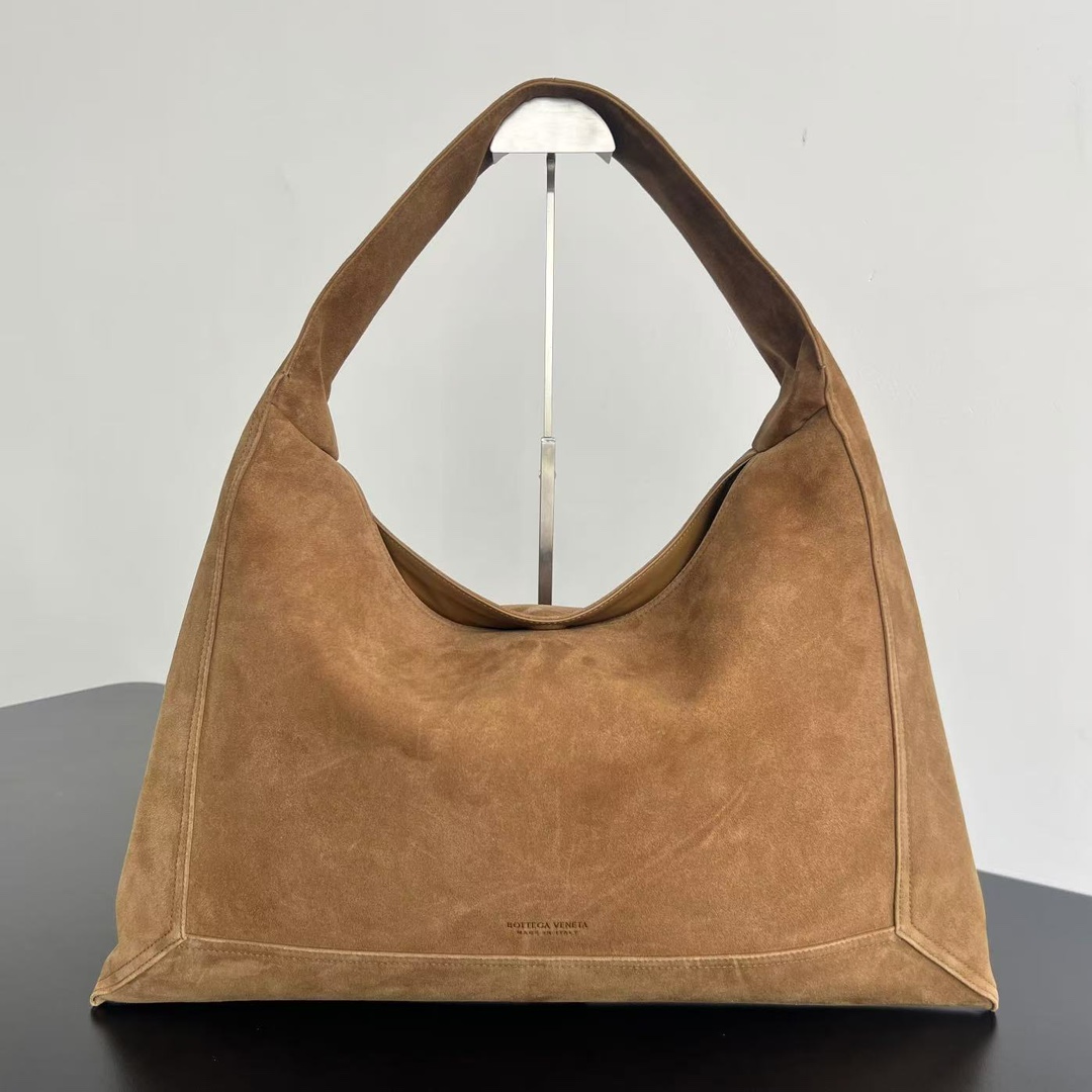 #BV Nouveau grand sac à main en velours inversé 803976🎈 Moulage intégré de toute la conception en velours en peau de cerf. L’ensemble du corps remplace le sac tissé, qui est plus simple et plus beau😎 le corps est doux et décontracté, et l’ouverture magnétique à double face et la fermeture du sac, ce qui le rend plus pratique et sûr! Les silhouettes pyramidales combinent la pratique et la mode 👏Ce beauté et texture uniques sont irremplaçables pour d’autres sacs💯Size: 54x24x13