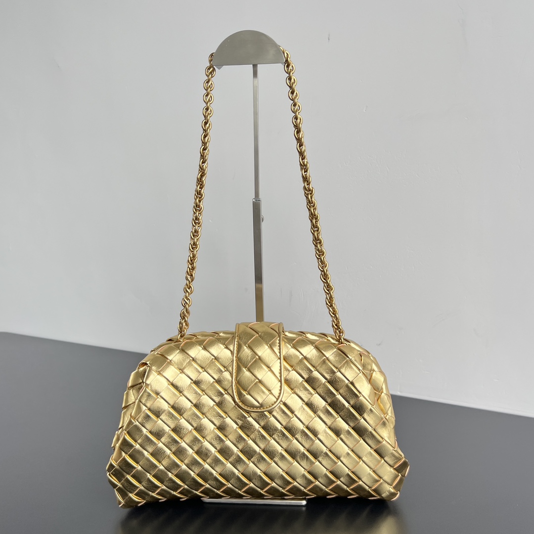 #BV New Lauren 1980 Chain Clutch⛓️ 785807 Ce sac à main classique est né à la fin des années 1970 parce que l’actrice américaine l’a sortie du pays dans le film de 1980 « American Dancer » et a été nommée « The Lauren 1980 ‘est devenu le » sac « dans le Les cœurs de chaque fille à l’époque ♥ ️ La conception du sac a été inspirée par une ancienne architecture romaine, et il utilise l’emblématique corps tissé en peau d’agneau lntrecciato avec un cadre dur et une conception de chaîne, qui est plus facile à utiliser tous les jours, et maintenez la chaîne lors de la maintenance Les différentes couleurs du sac [feux d’artifice] permettent à la correspondance quotidienne d’injecter une respiration rafraîchissante 🎈Size: 31,5×16.5×11