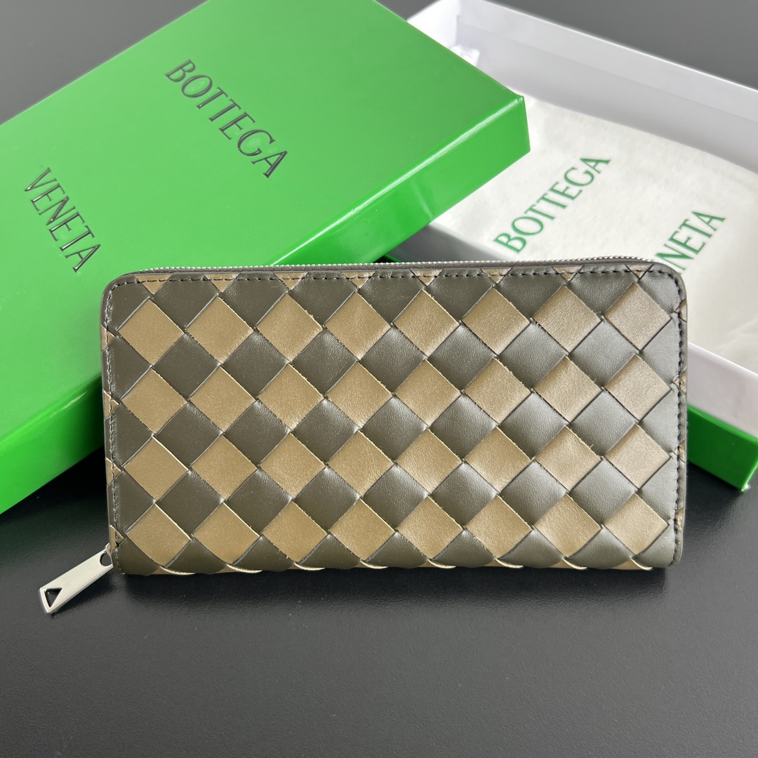 NO:671433,#Bv Men's Woven Wallet 593217 Made of three different colors of cowhide woven, soft, comfortable and textured. The detailed internal partition design and high-quality lining material ensure the durability and neatness of the wallet. It can store cash/cards and other small items. It is very practical. It is enough to take it with you when you go out. This wallet is definitely your best choice, size 19x10x2, BV, bottega veneta, wallets, cowhide19860909#Bv 男士编织钱包 593217 三种不同颜色牛皮编织制成 柔软舒适 有质感 内部细致的分隔设计和高品质的内衬材料,确保了钱包的耐用性和整齐有序,可以存放现金/卡片 和其他小物品,非常的实用 出门带上它足够 这款钱包绝对是您的最佳选择 ,尺寸19x10x2,BV,bottega veneta,wallets,cowhide,欧美剧