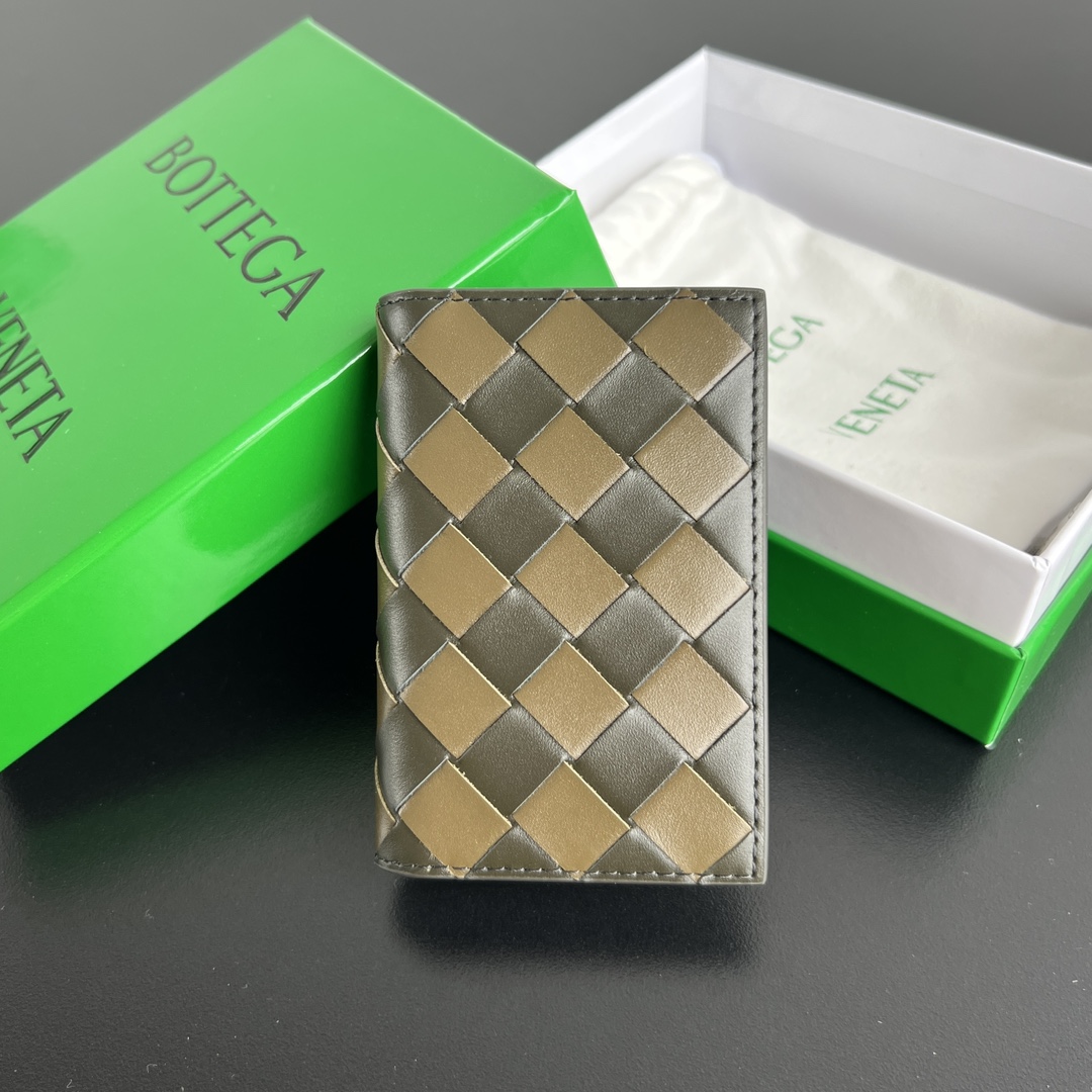 NO:671435,B's new medium plaid card holder, 592619 card holder, is an essential carry-on for all people. The body of the bag is made of cowhide and has a smooth texture. It has 6 card slots. There is also a compartment in the middle to put some money. It is a very lightweight card holder. Nowadays, the bags we carry are getting smaller and smaller. One card holder can satisfy them all. There are also many color options. There is always one you like. Size 11x7.5, BV, Bottega Veneta, Cowhide19860909B家新款中编格卡包 592619卡包是所有人群必不可少的随身带 包身由牛皮制成 质感柔滑 她拥有6个卡槽位置 中间还有隔层可以放点钱,很轻便的一款卡包 现在背的包包越来越小 一个卡包就能满足所有 同时还拥有很多颜色选择 总有一个是你喜欢的 尺寸11x7.5,BV,bottega veneta,cowhide,欧美剧