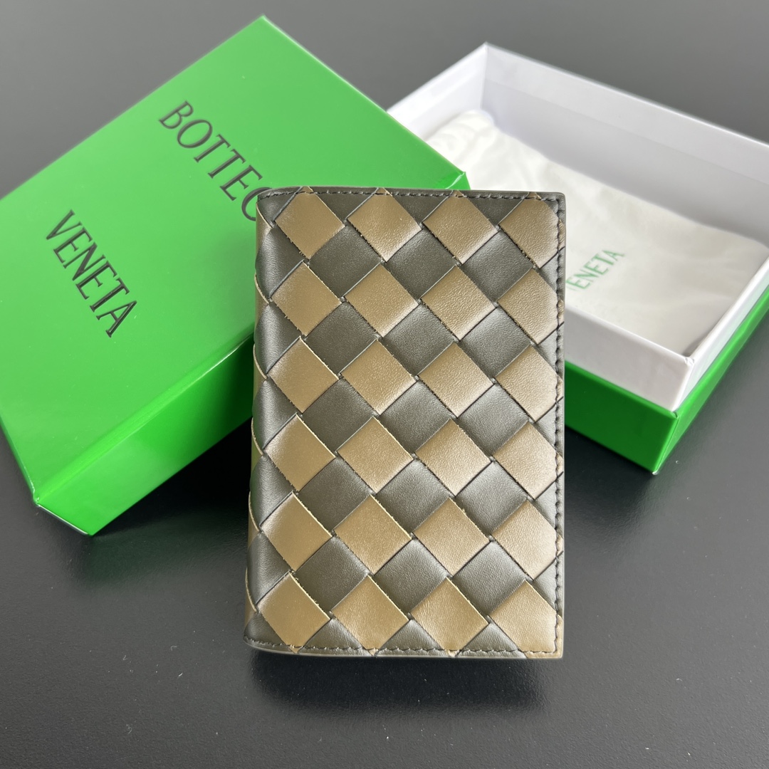 NO:671437,B's new passport holder [let me see].607482 The classic woven element is the logo of BV, made of cowhide. It is soft to the touch and durable. In addition to the passport, it can also hold cards, documents and a small amount of cash. It is small and exquisite. The country is open. A must-have item for passport holders. Super suitable for travel. Woven is the brand's eternal classic existence, size 13.3x9.5,,BV,bottega veneta,cowhide19860909B家 新款护照夹[让我看看].607482 经典的编织元素是bv的标志,由牛皮制成 触感很柔软 耐用耐造 除了放护照 还可以放下卡片证件 和少量现金 小巧精致 国门大开放 护照夹必备单品 超级适合旅行时使用 编织是该牌子永远的经典存在,尺寸13.3x9.5 ,,BV,bottega veneta,cowhide,欧美剧